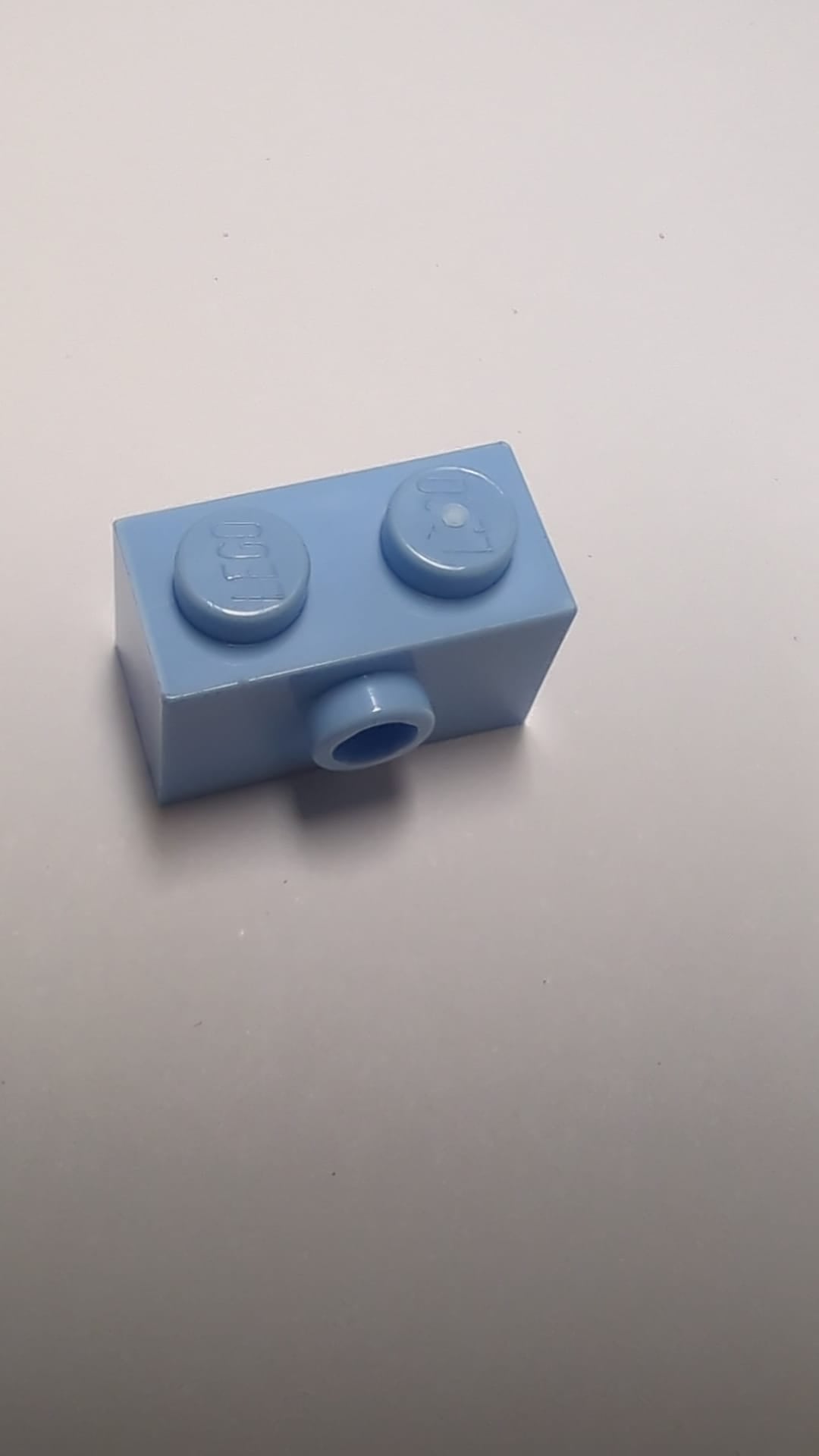 NEU Stein, modifiziert 1 x 2 mit Noppe an einer Seite hellblau