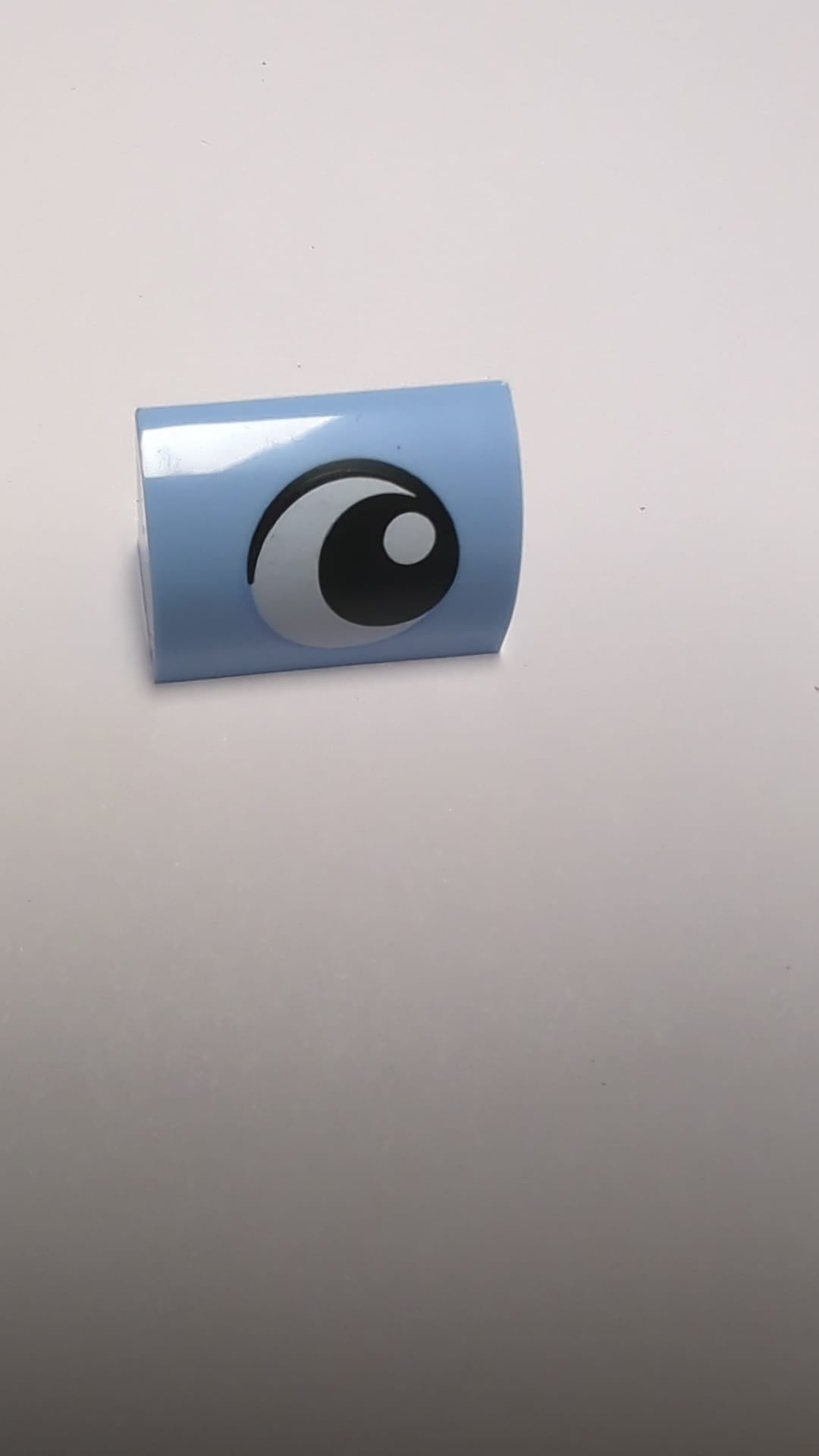 NEU Schräge, Gebogen 1 x 2 mit unterem Noppenhalter mit schwarzem und weißem Auge, das nach links schaut hellblau