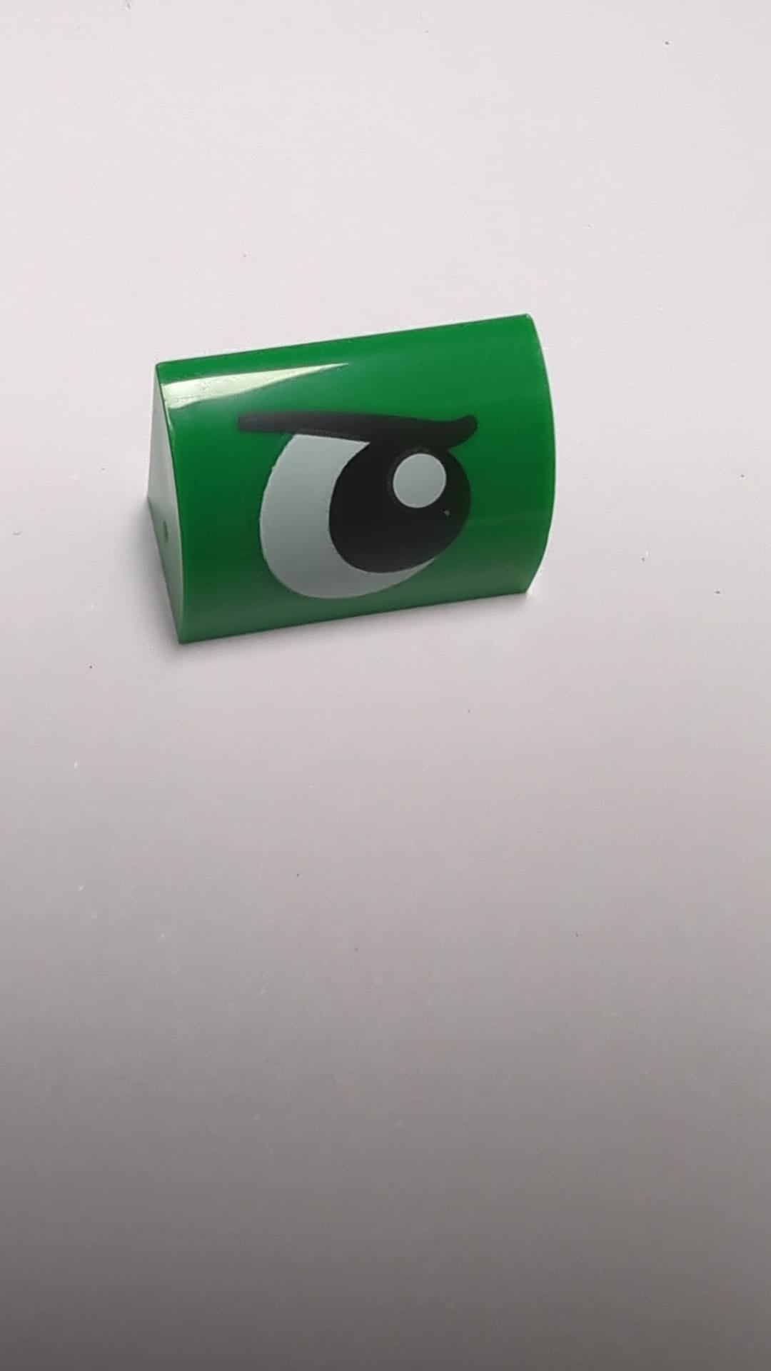 NEU Schräge, Gebogen 1 x 2 mit unterem Noppenhalter mit schwarzem und weißem Auge nach links schauend mit Augenbrauenmuster grün