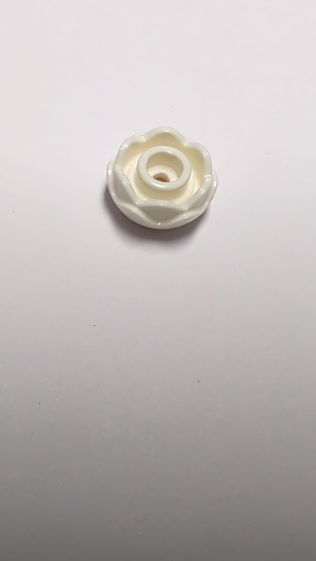 NEU Pflanzenblume rund, 2 Schichten (Pfingstrose Rose) mit offener Noppe und kleinem Pinloch weiß