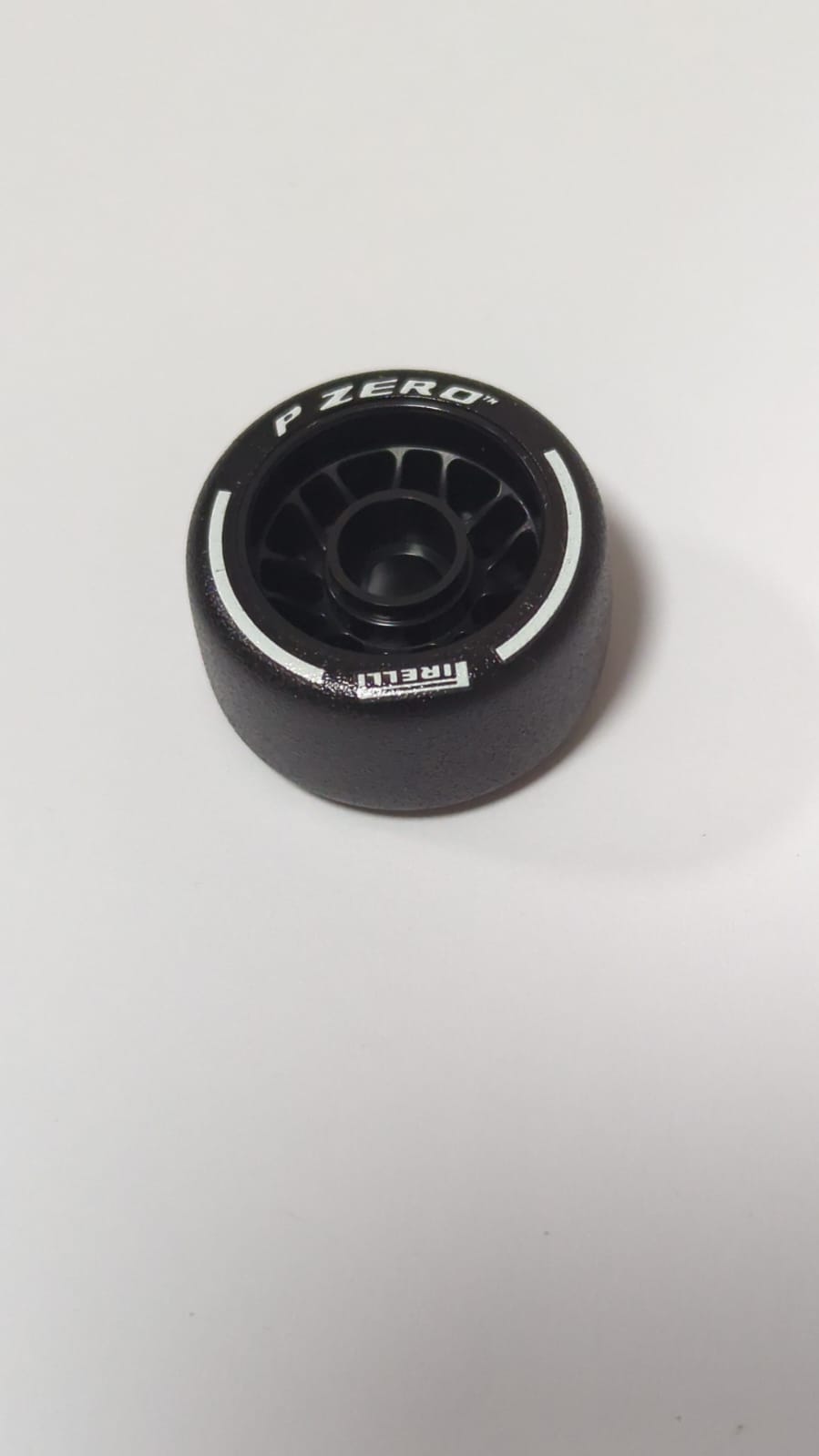 NEU Reifen 24 x 13,4 mit Stiftloch, mit geformtem schwarzem Hartgummireifen und aufgedrucktem weißen 'PIRELLI', 'P ZERO' und Bogenmuster