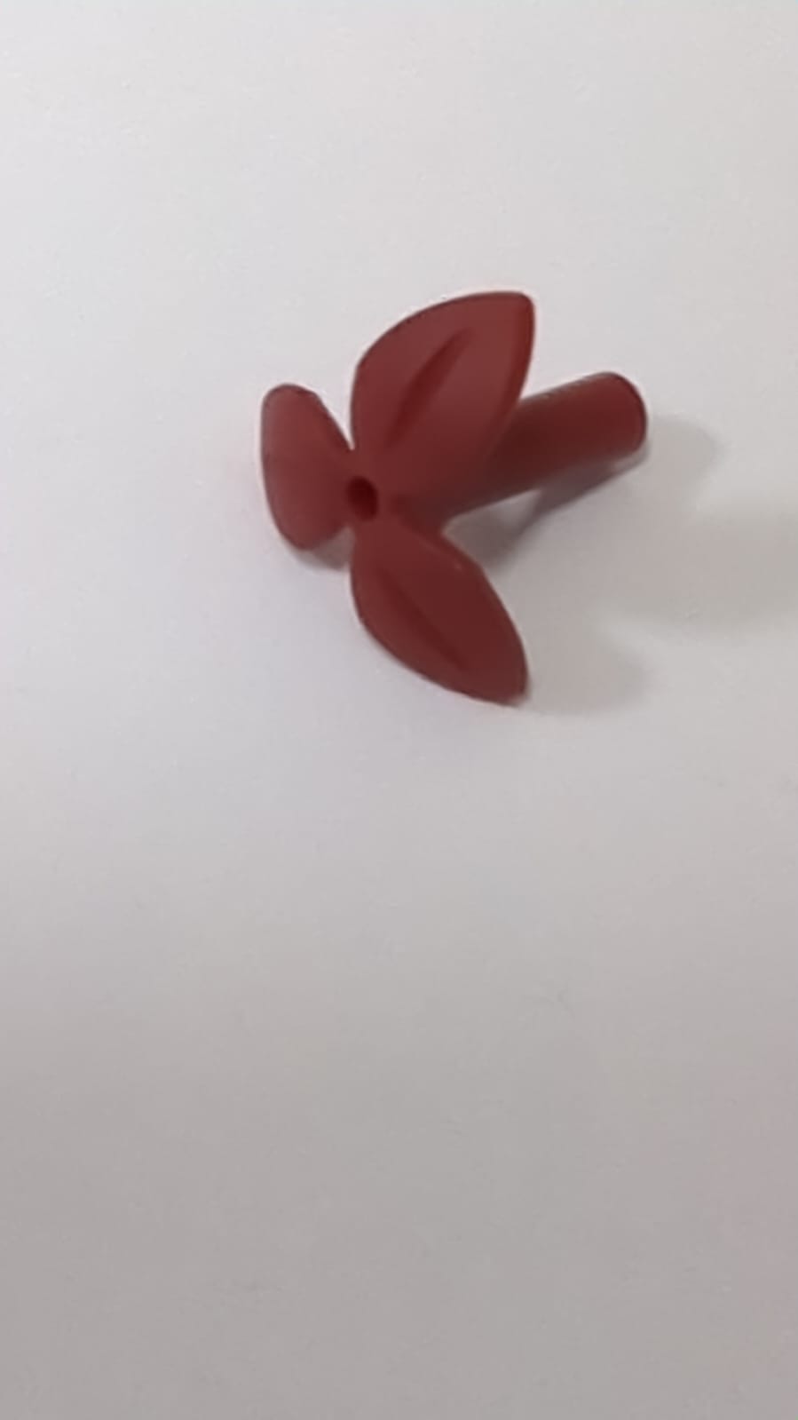 NEU Pflanzen Stängel mit 3 Blättern und kleinem Pinloch dunkelrot