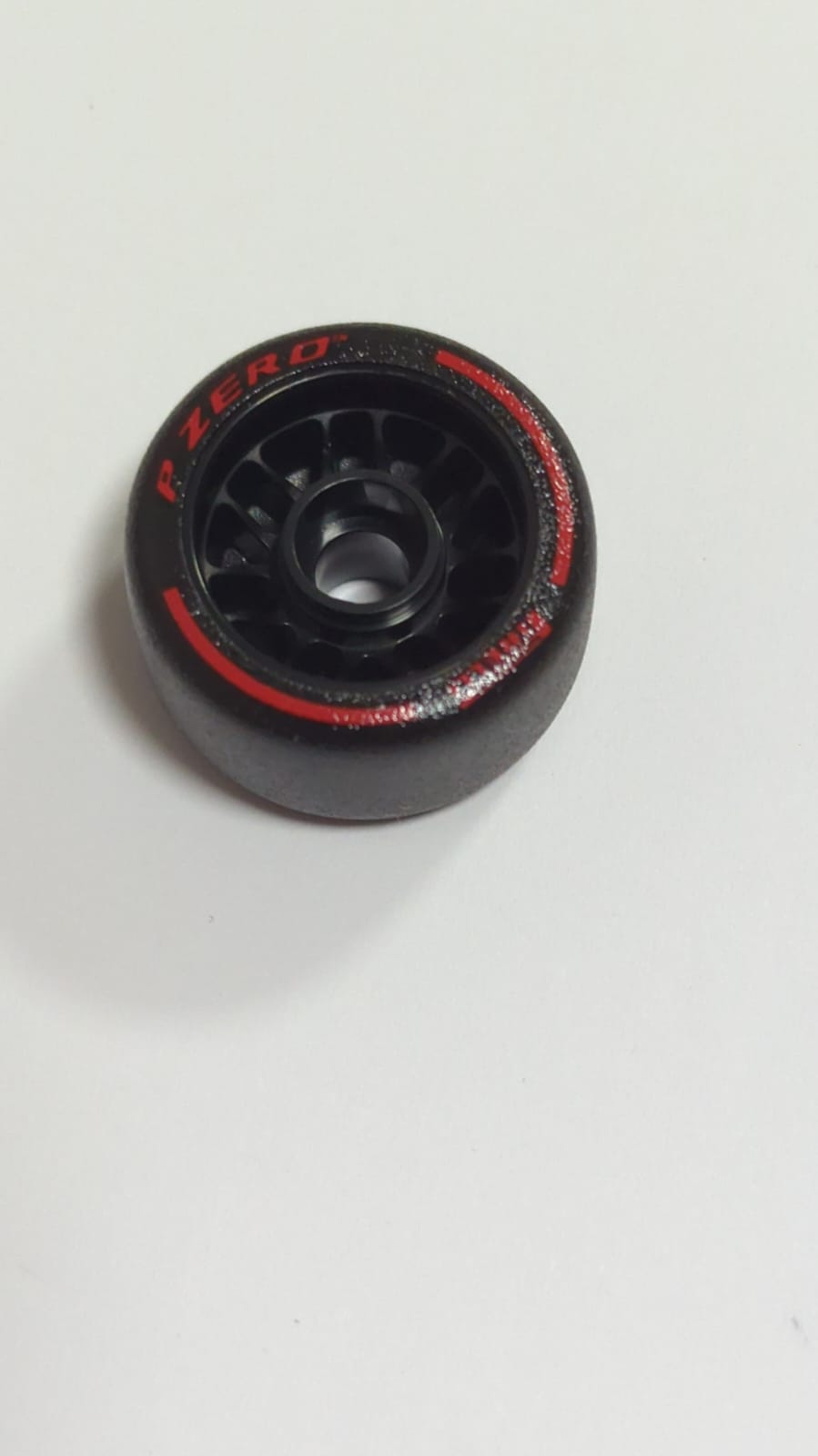 NEU Reifen 24 x 13,4 mit Stiftloch, mit geformtem schwarzem Hartgummireifen und aufgedrucktem roten 'PIRELLI', 'P ZERO' und Bogenmuster