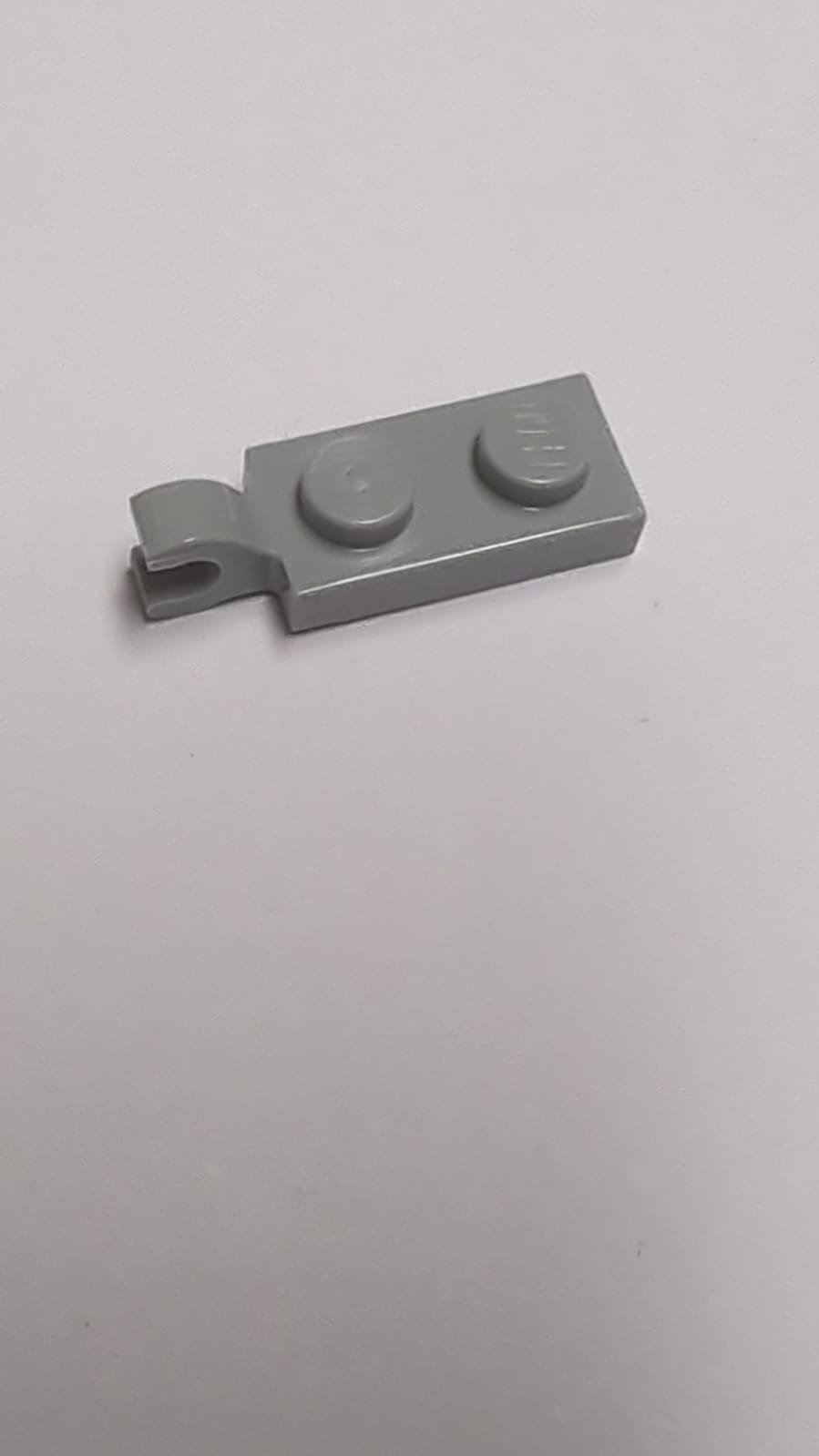 NEU Platte modifiziert 1 x 2 mit Clip am Ende (horizontal) neuhellgrau