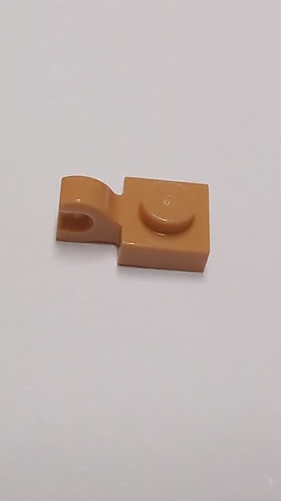 NEU Platte, modifiziert 1 x 1 mit offenem O-Clip (horizontal) nougat