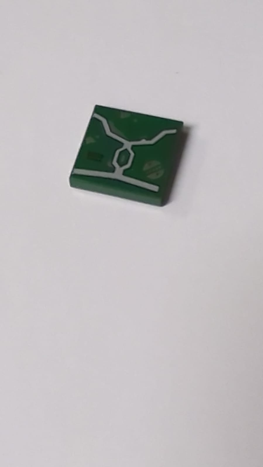 NEU Tile 2 x 2 with SW Mandalorian Boba Fett Armor Plates with Light Bluish Gray Lines, Silver Battle Damage and Agrarian Emblem Pattern dunkelgrün dark green