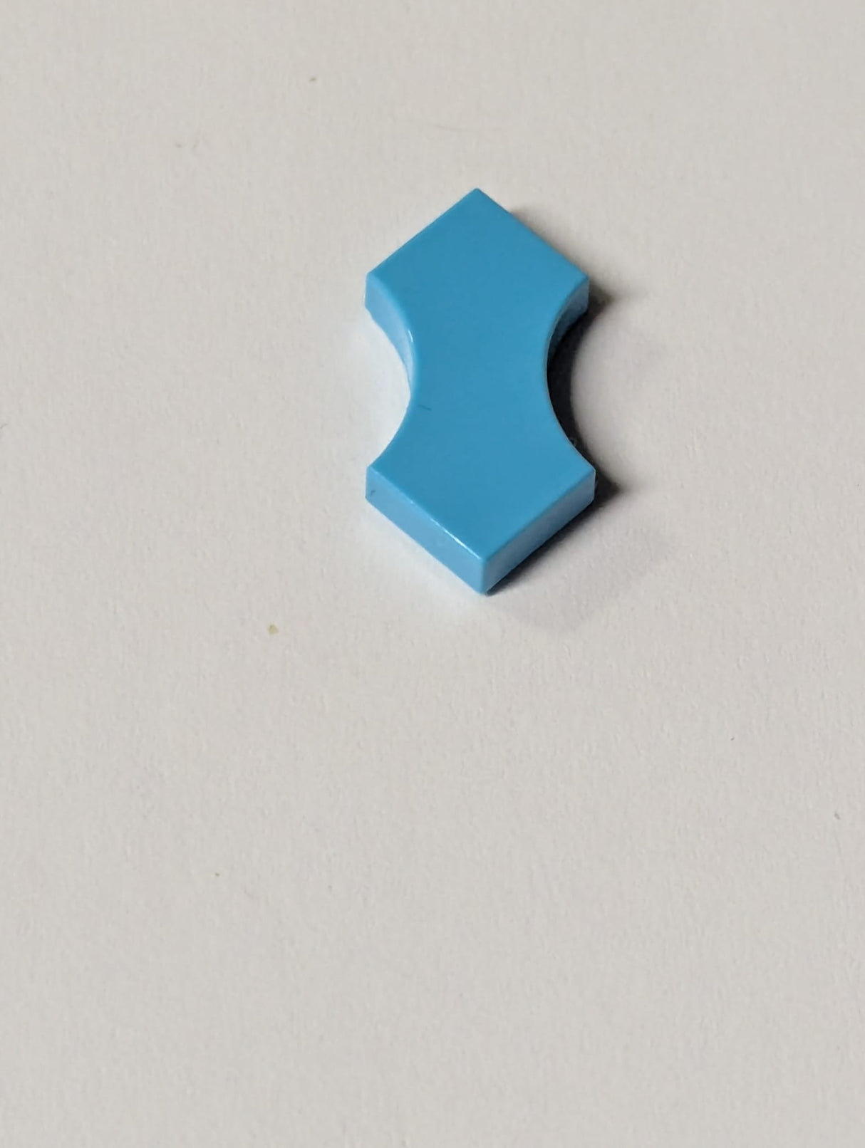 NEU Fliese, modifiziert 2 x 2 mit 2 gebogenen 1 x 1 Ausschnitten, Doppelpfeil azur