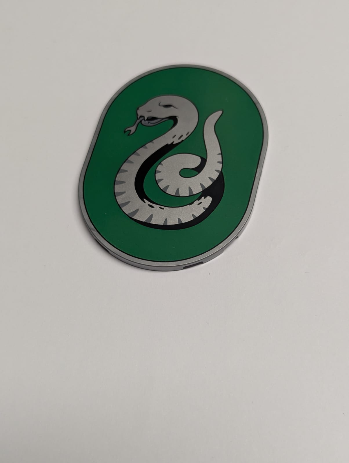 NEU Fliese, rund 6 x 8 oval mit Slytherin-Wappen mit silberner Schlange auf grünem Hintergrund, Muster perlsilber