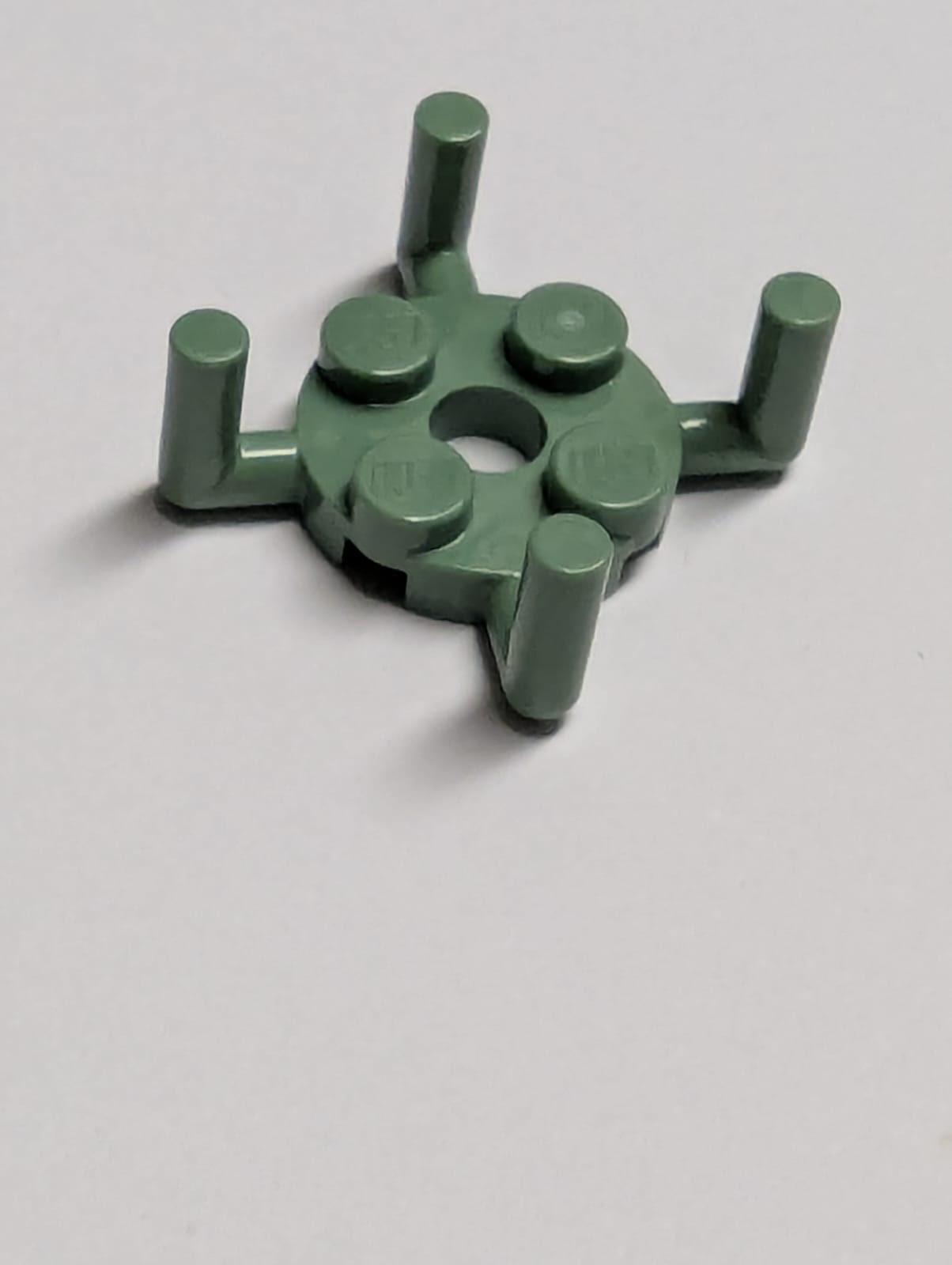 NEU Plate, Round 2 x 2 with Pin Hole and 4 Arms Up sandgrün sand green