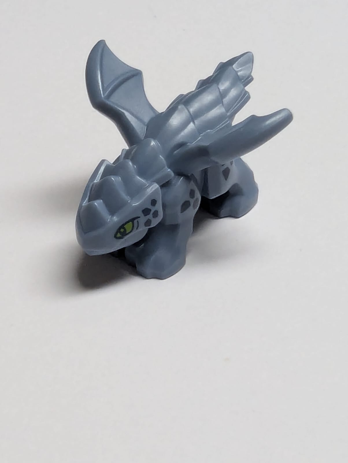 NEU Drache, Baby mit offenen Flügeln, limonengrünen Augen und dunkelblauem Schuppenmuster (Riyu)