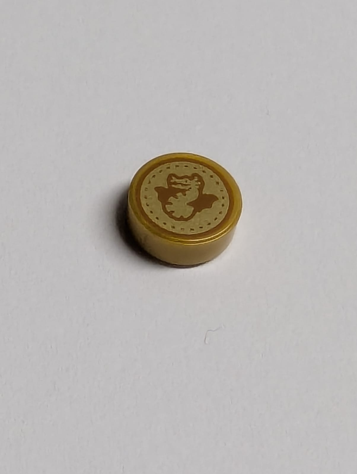 NEU Fliese, rund 1 x 1 mit dunkelorangefarbenem Drachen und gepunktetem Kreis auf goldenem Hintergrundmuster (HP Unum Galleon) pearlgold