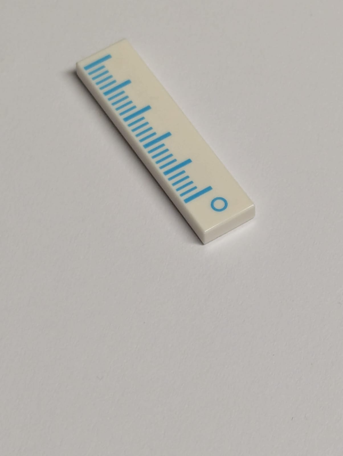 NEU Fliese 1 x 4 mit Muster von mittlerem azurblauem Lineal / Maßband weiß