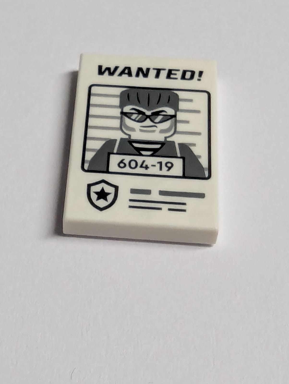 NEU Fliese 2 x 3 mit schwarzem 'GESUCHT!' und dunkelblauer Minifigur mit '604-19'-Muster weiß