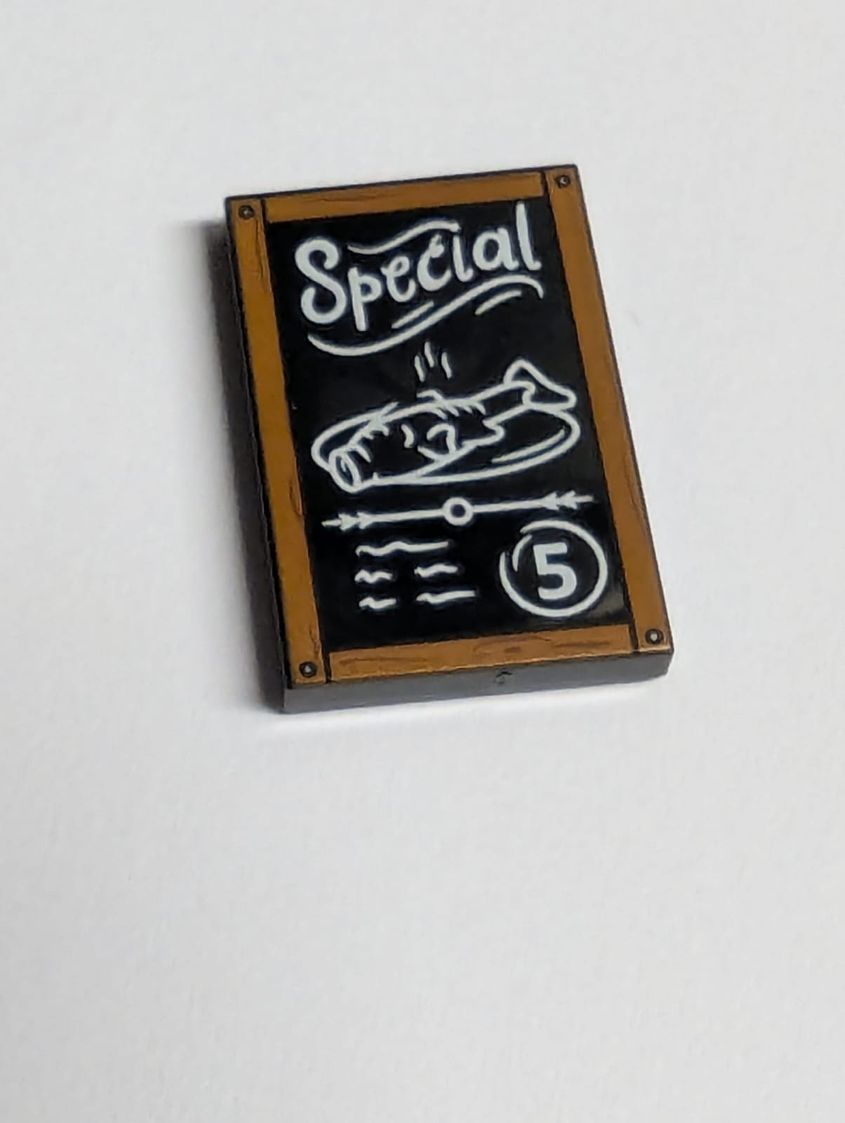 NEU Fliese 2 x 3 mit Tafel mit dunkelorangefarbener Umrahmung, Holzmaserung und Nägeln, weiß 'Special', Fischplatte, Kritzeleien und Zahl-5-Muster schwarz