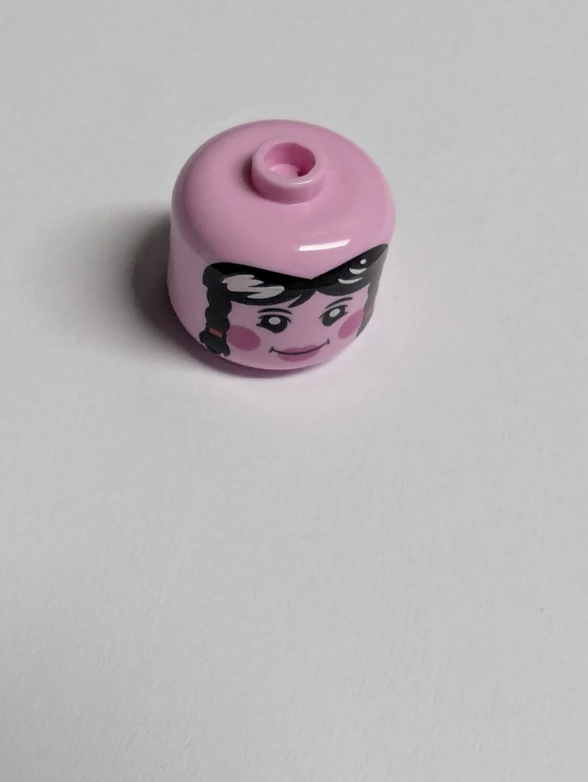 NEU Minifigure, Head, Modified Giant Female Black Eyebrows and Hair with Braids, Dark Pink Circles on Cheeks and Lips, Grin Pattern - Vented Stud rosa bright pink