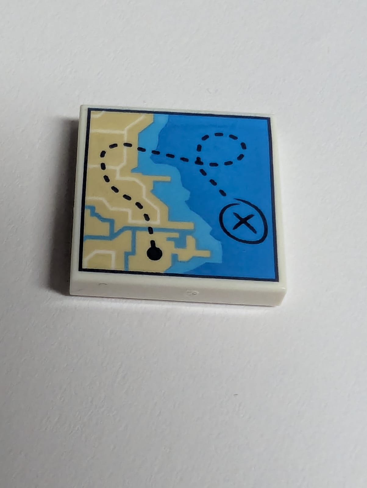 NEU Fliese 2 x 2 mit Küstenkarten, beigem Land, dunkelazureblauem und mittelazureblauem Wasser sowie dunkelblauer gepunkteter Linie mit 'X'-Muster weiß