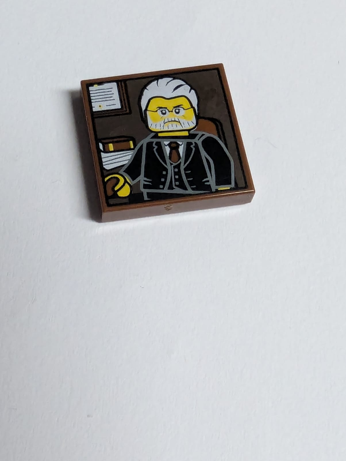 NEU Fliese 2 x 2 mit Porträt einer männlichen Minifigur mit grauem Haar, Bart und schwarzem Anzugmuster neubraun
