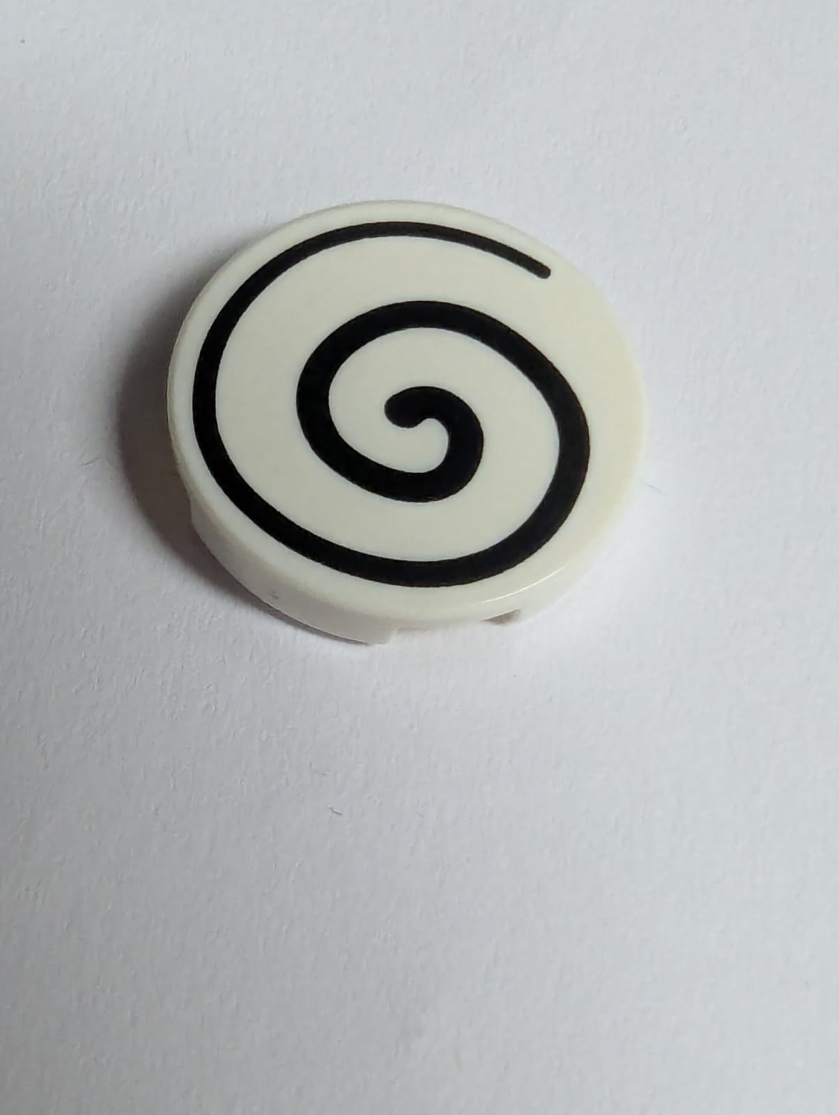 NEU Fliese, rund 2 x 2 mit Unterseite zur Befestigung und Spiral-Schwarzmuster weiß