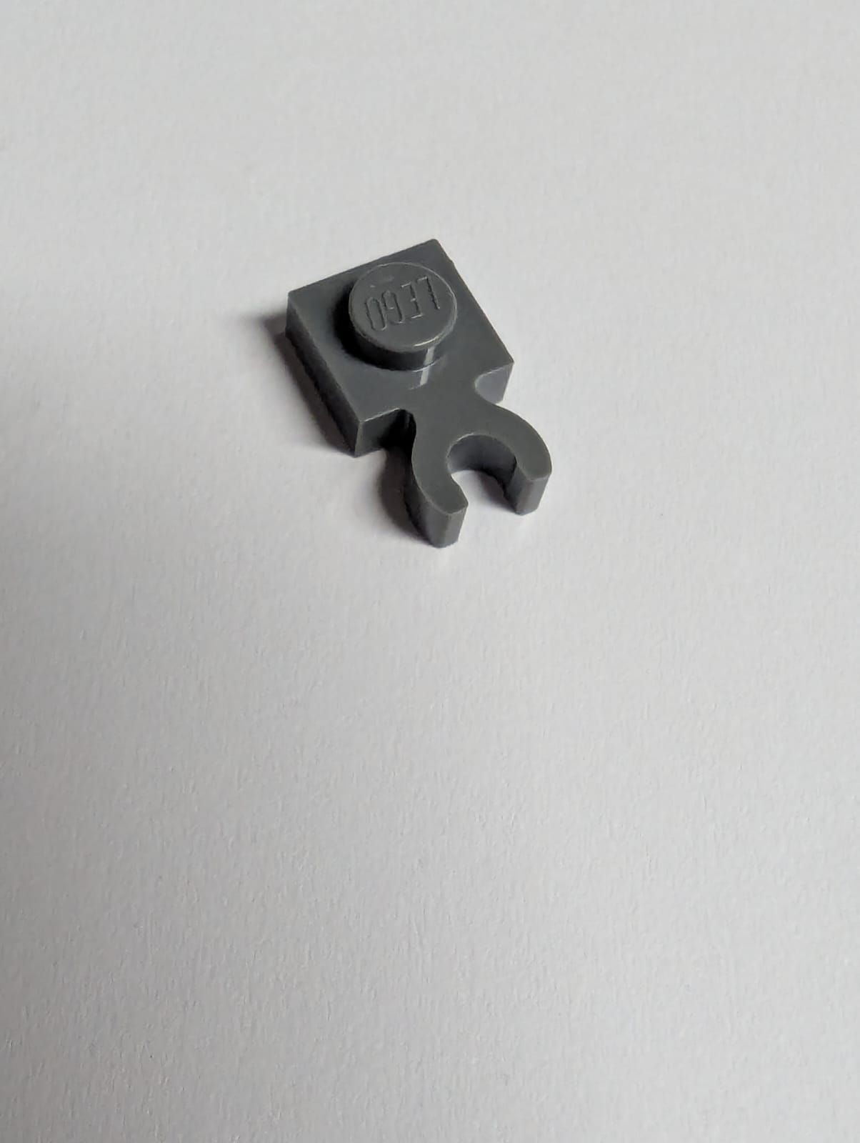NEU Plate, Modified 1 x 1 with Open O Clip Thick (Vertical Grip) neudunkelgrau