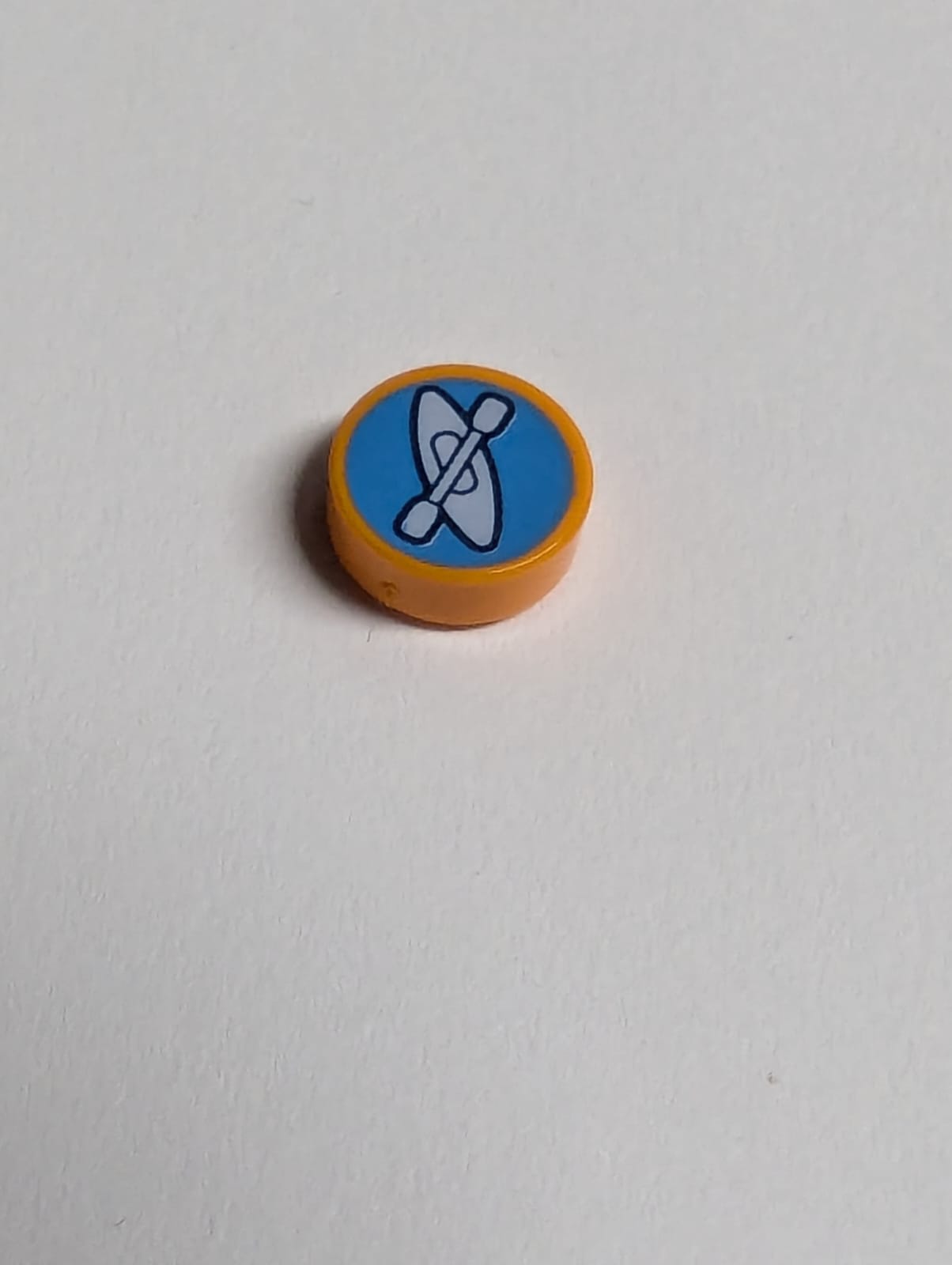 NEU Fliese, rund 1 x 1 mit Lavendel-Kajak und Paddel auf dunkelblauem Hintergrundmuster orange