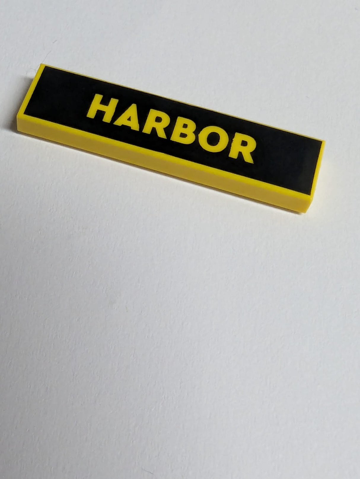 NEU Fliese 1 x 4 mit 'HARBOR' auf schwarzem Hintergrundmuster gelb