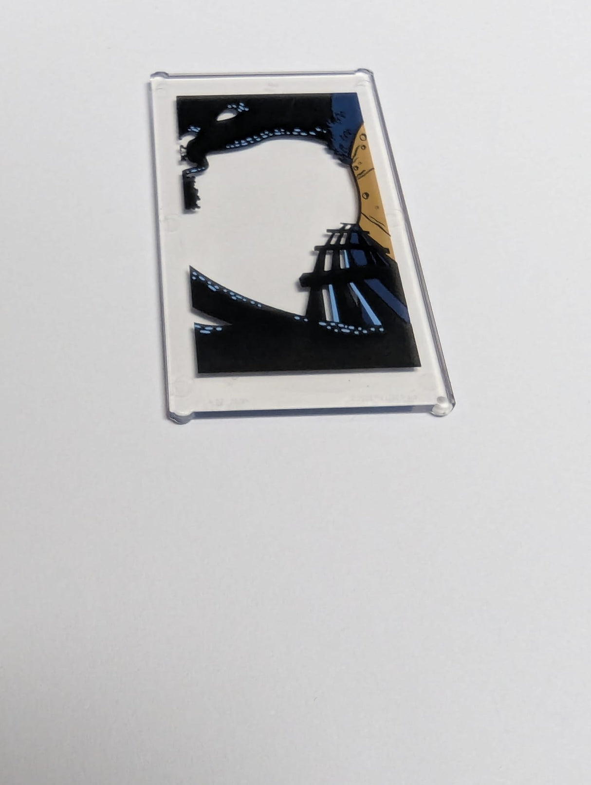 NEU Glas für Fenster 1 x 4 x 6 mit mittlerem Nougat-Schotterweg, schwarzem Zaun und Bäumen/Stämmen mit hellblauen Lichtpunkten, Muster aus dunkelblauen Büschen transparent weiß