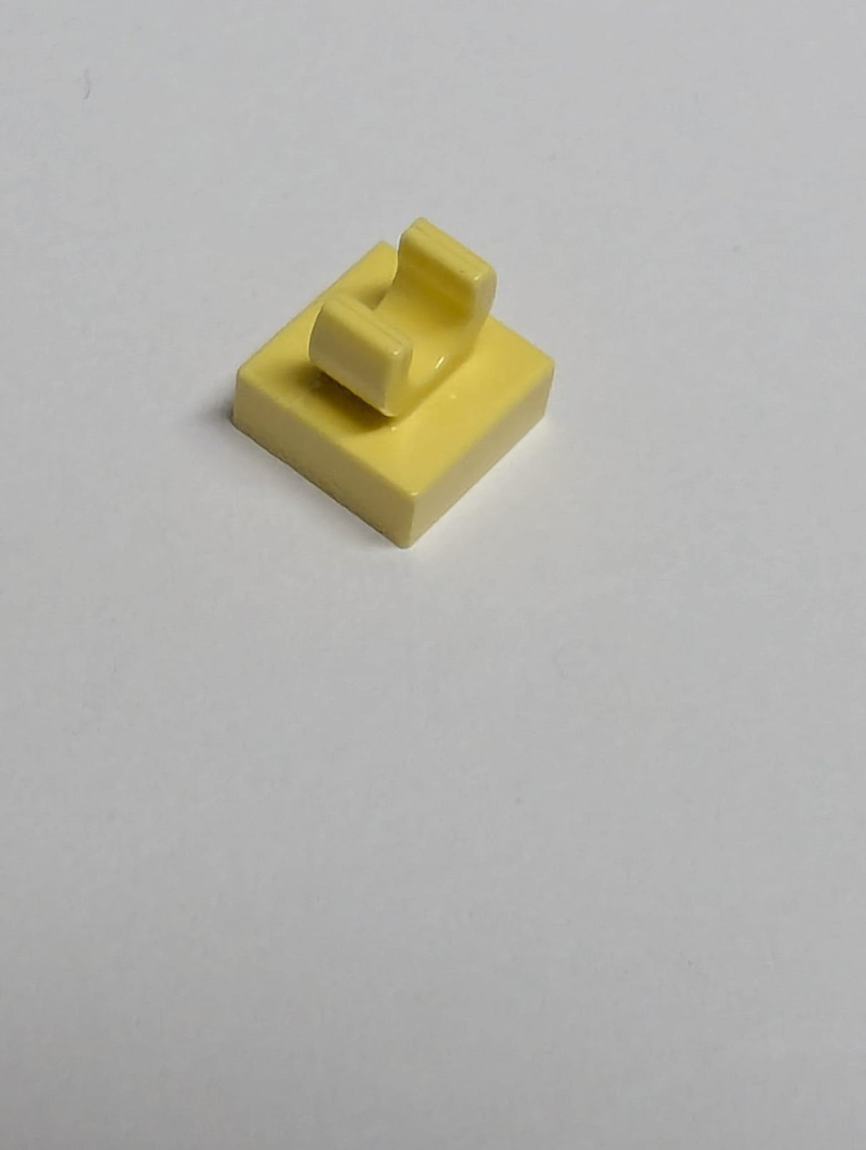 NEU Fliese, modifiziert 1x1 mit offenem O-Clip hellgelb