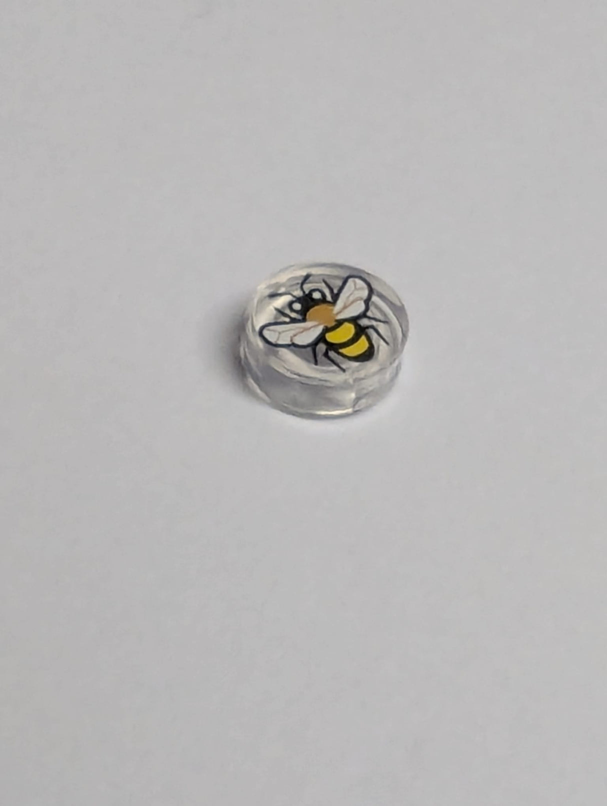 NEU Fliese, rund 1 x 1 mit schwarzem, mittlerem Nougat und gelbem Bienenmuster mit weißen Augen und Flügeln transparent weiß
