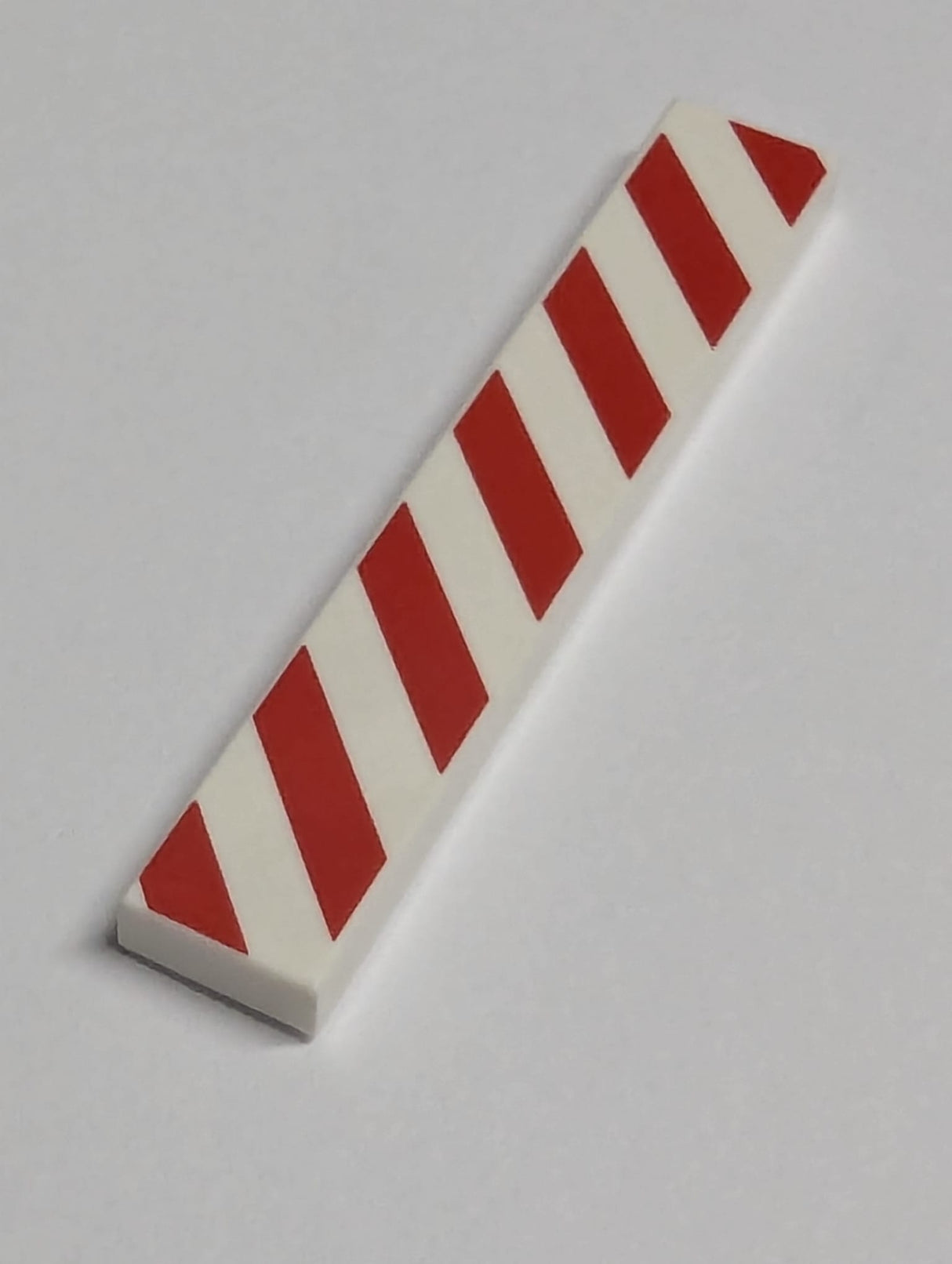 NEU Fliese 1 x 6 mit rotem Gefahrstreifenmuster weiß