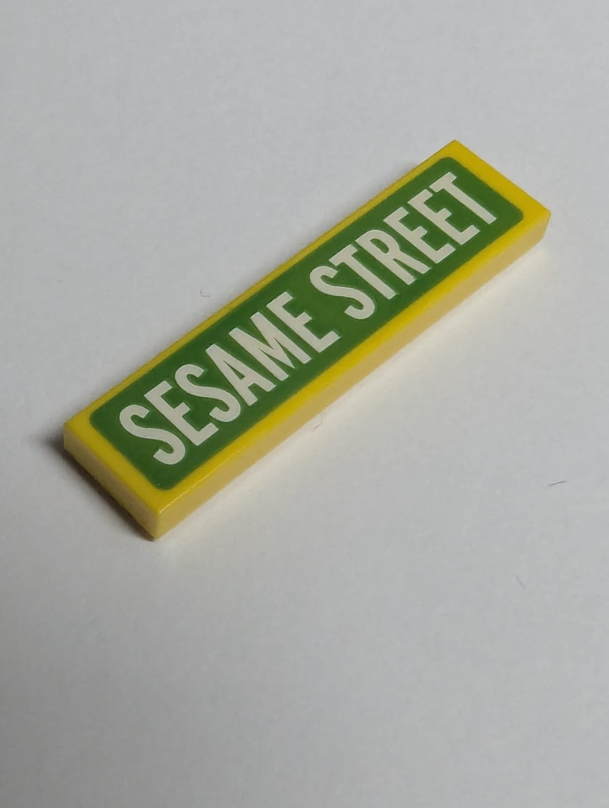 NEU Tile 1 x 4 with White 'SESAME STREET' on Lime Background Pattern gelb yellow