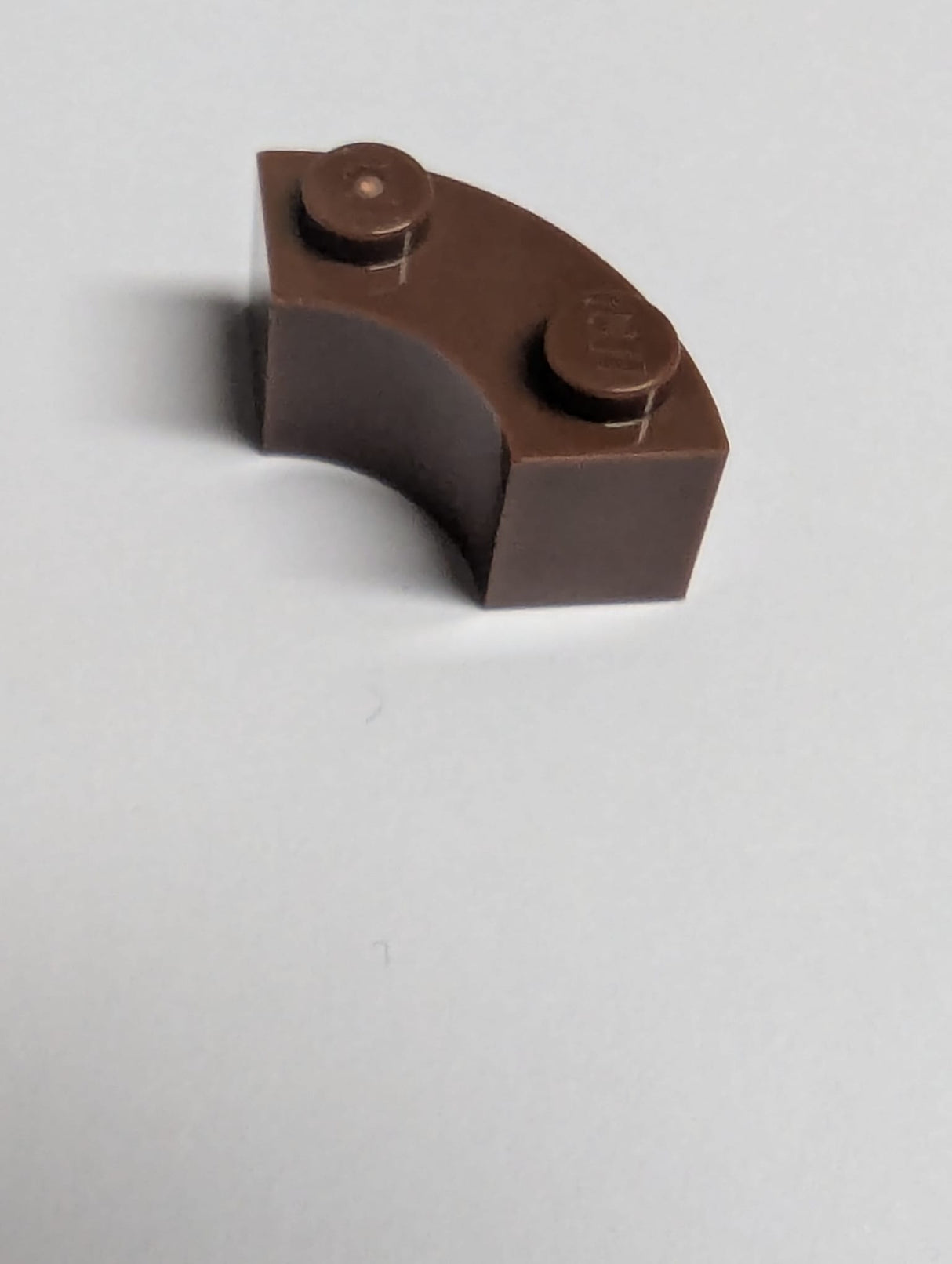 NEU Stein rund, Ecke 2 x 2 Macaroni mit Noppen Halter und verstärkter Unterseite, neubraun