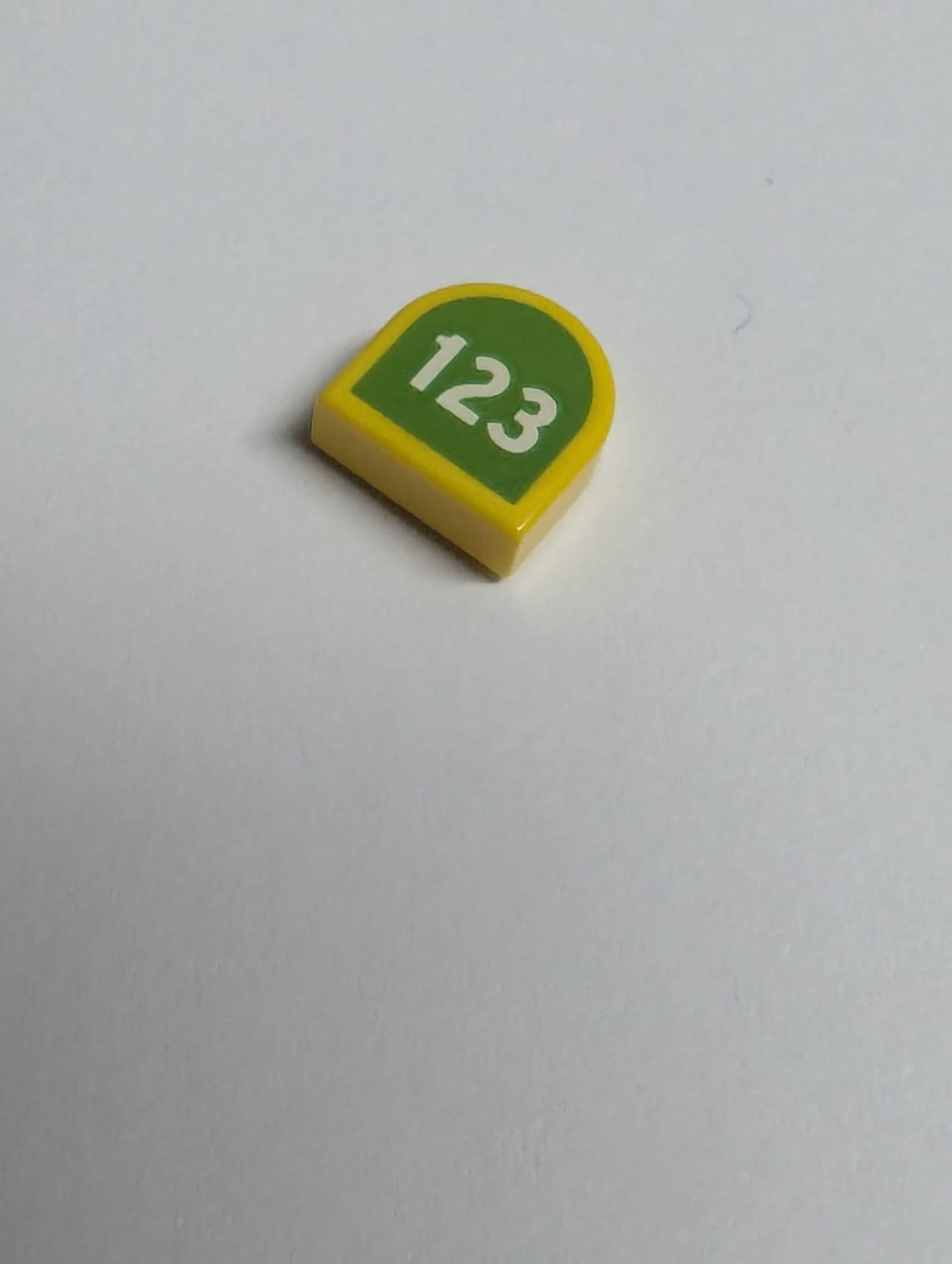 NEU Tile, Round 1 x 1 Half Circle Extended with White '123' on Lime Background Pattern gelb yellow