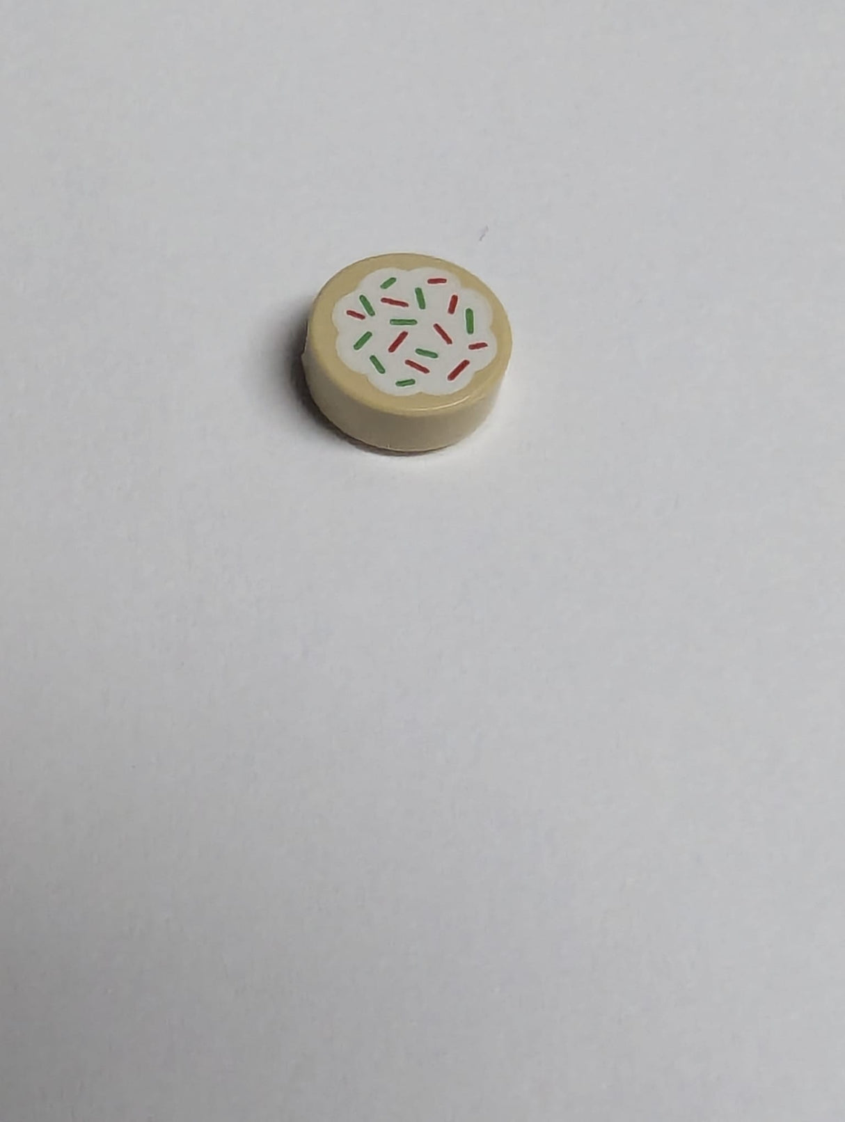 NEU Fliese, rund 1 x 1 mit Keks mit weißem Zuckerguss und Muster aus roten und grünen Streuseln beige