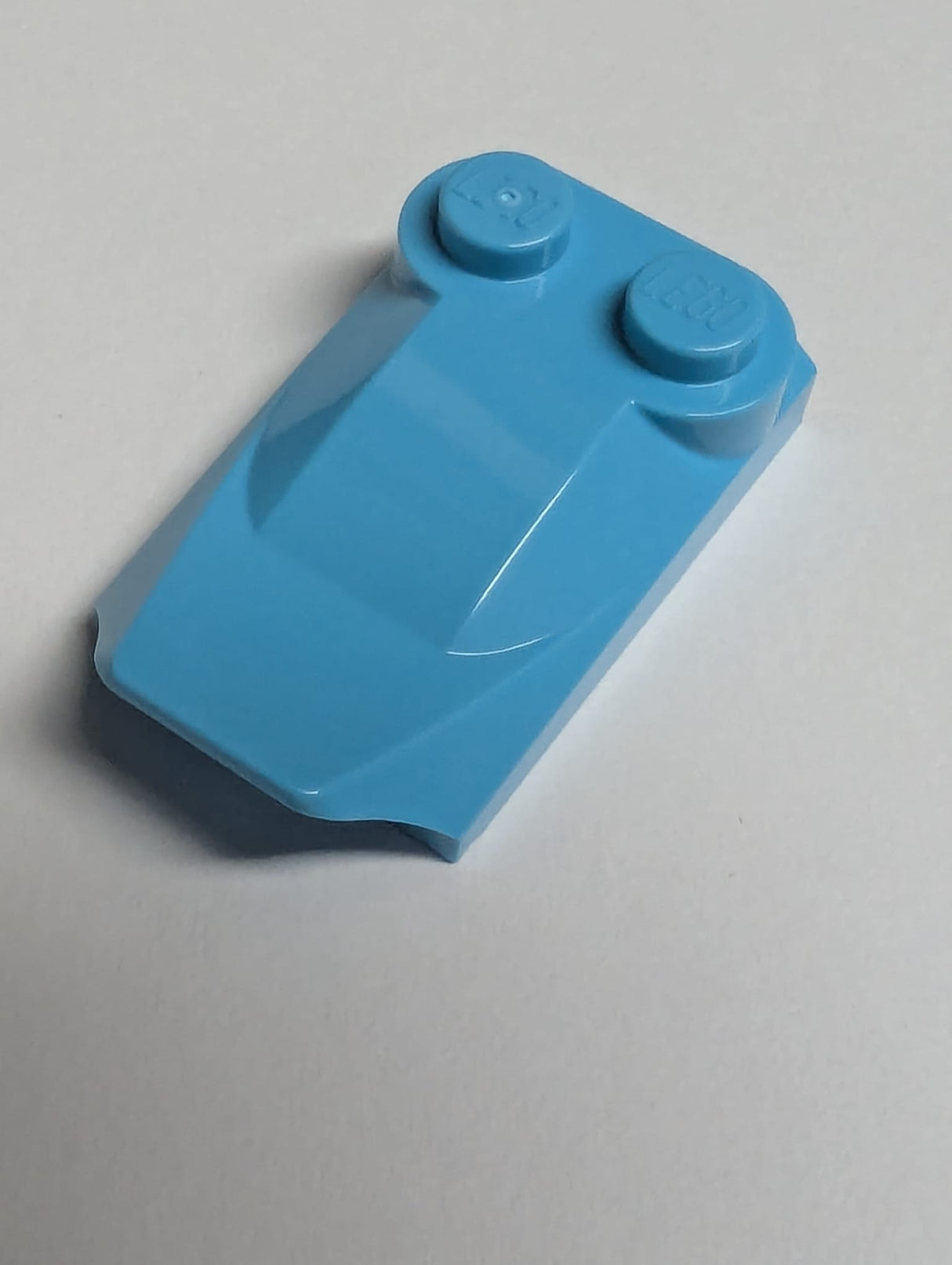 NEU Dachstein gebogen 3 x 2 x 2/3 mit 2 Noppen, Flügelende azur (medium)