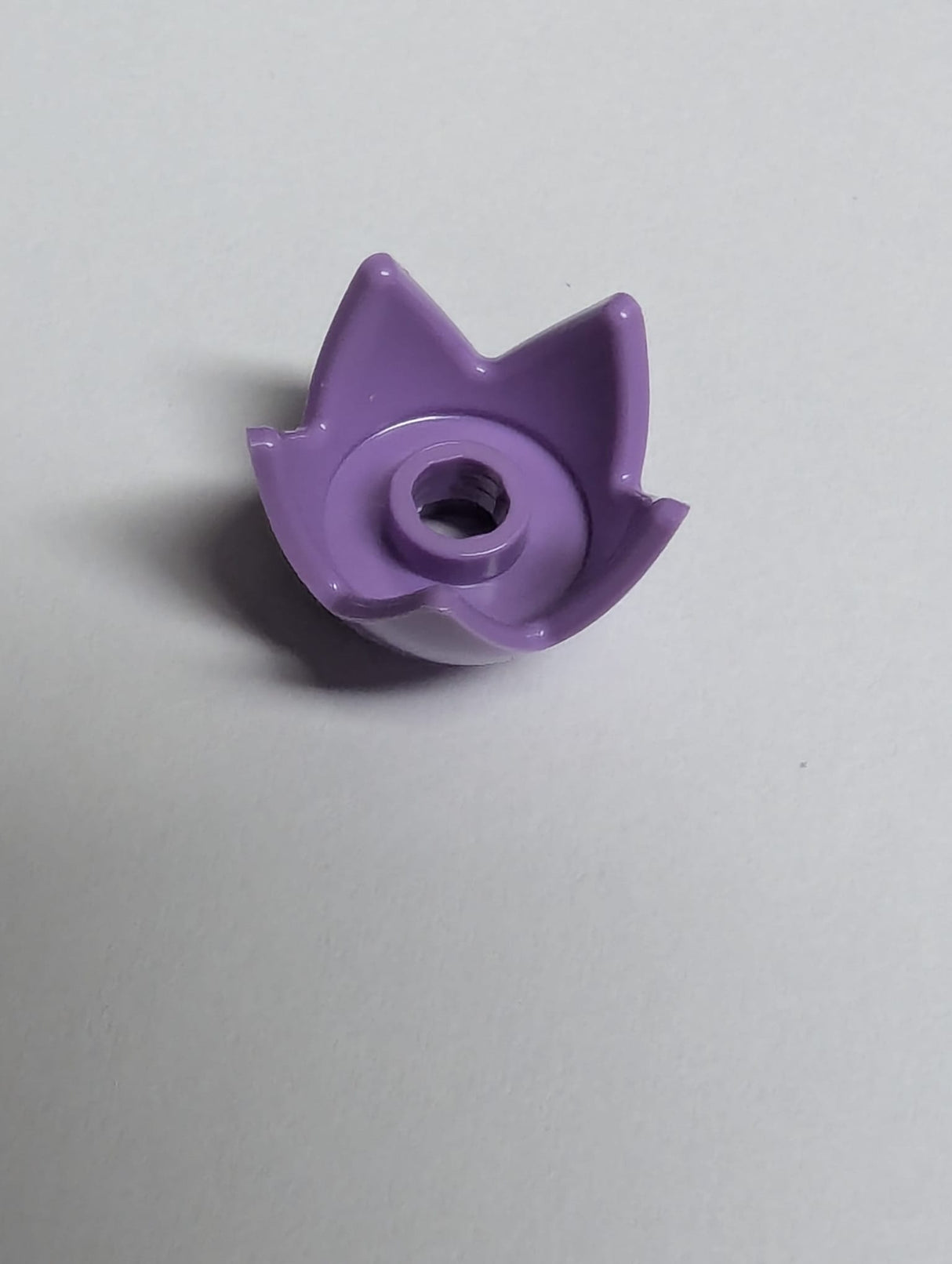 NEU Minifigur Krone Eierschale mit 5 Spitzen und Noppe lavendel (medium)