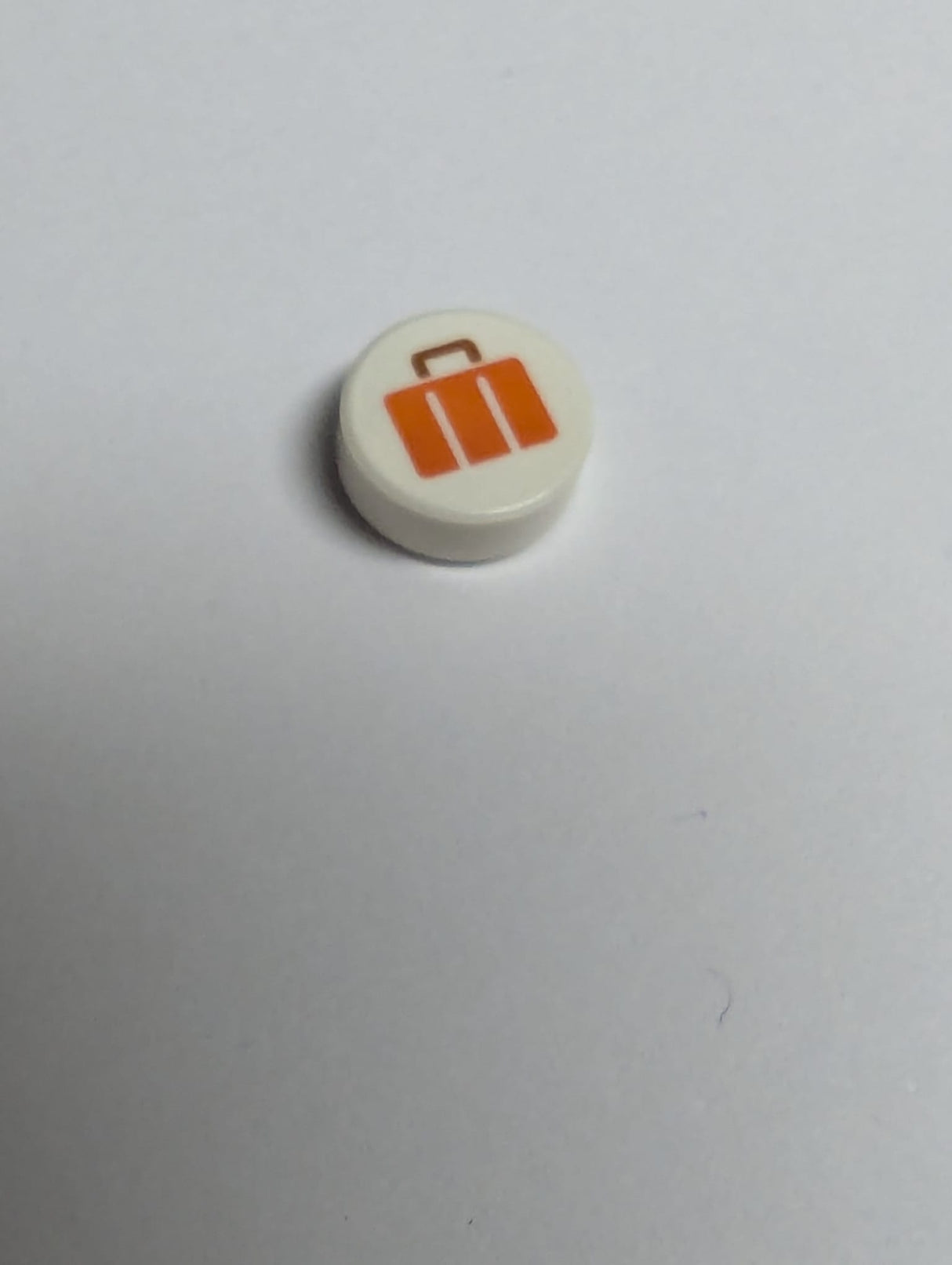 NEU Fliese, rund 1 x 1 mit rötlich-orangefarbenem Koffer mit dunkelorangefarbenem Griffmuster weiß