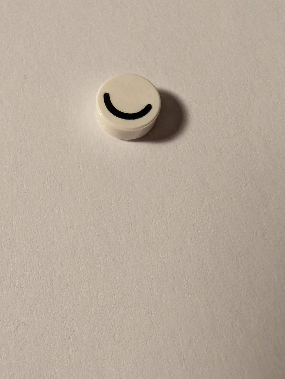 NEU Fliese, rund 1 x 1 mit schwarzem Auge geschlossen (dünne gebogene Linie) Muster weiß