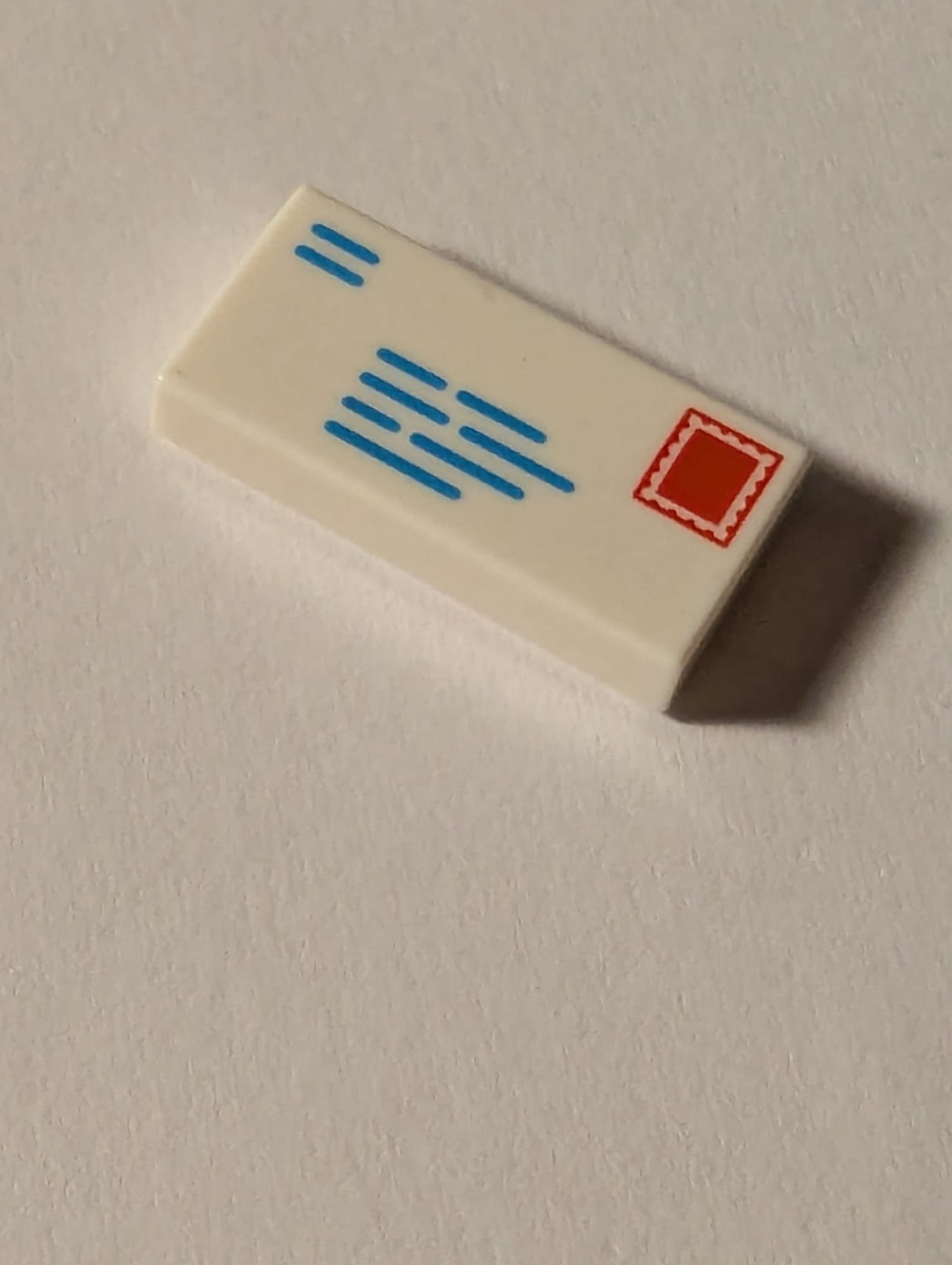 NEU Tile 1 x 2 with Groove with Dark Azure Lines and Red Rectangle Pattern (Mail Envelope with Stamp and Return Address) weiss white