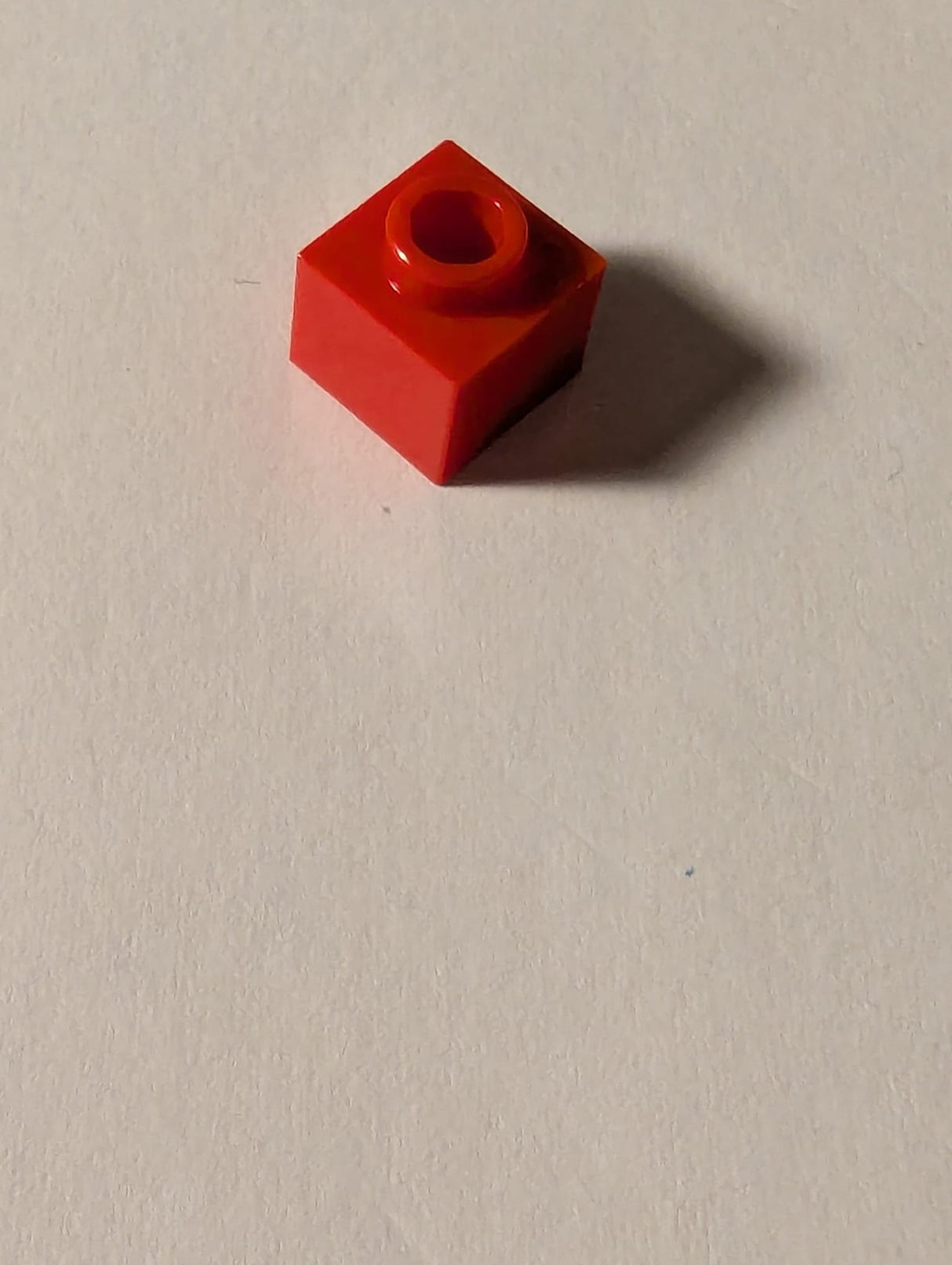 NEU Stein, modifiziert 1 x 1 x 2/3 mit offener Noppe rot