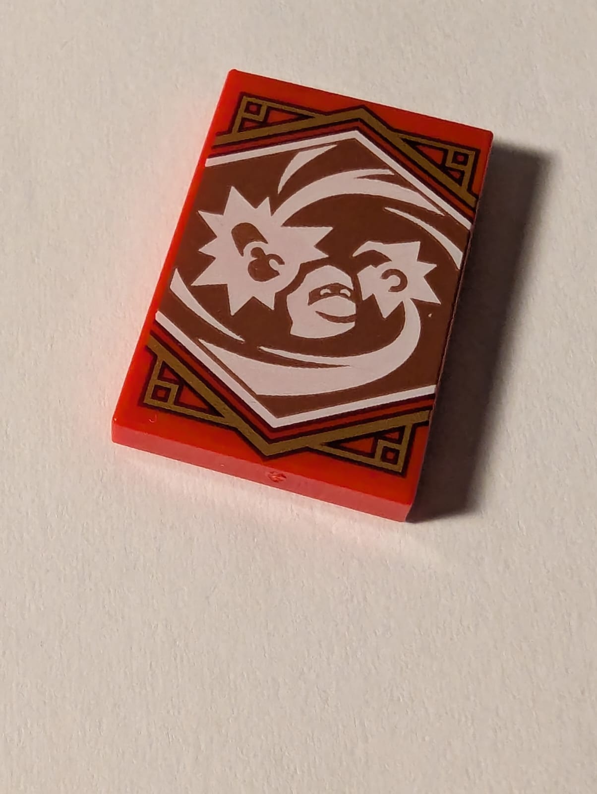 NEU Fliese 2 x 3 mit weißem Ninja mit Energieausbruch-Händen auf Kupferhintergrund mit Goldrandmuster (Ninjago-Fokusbanner) rot