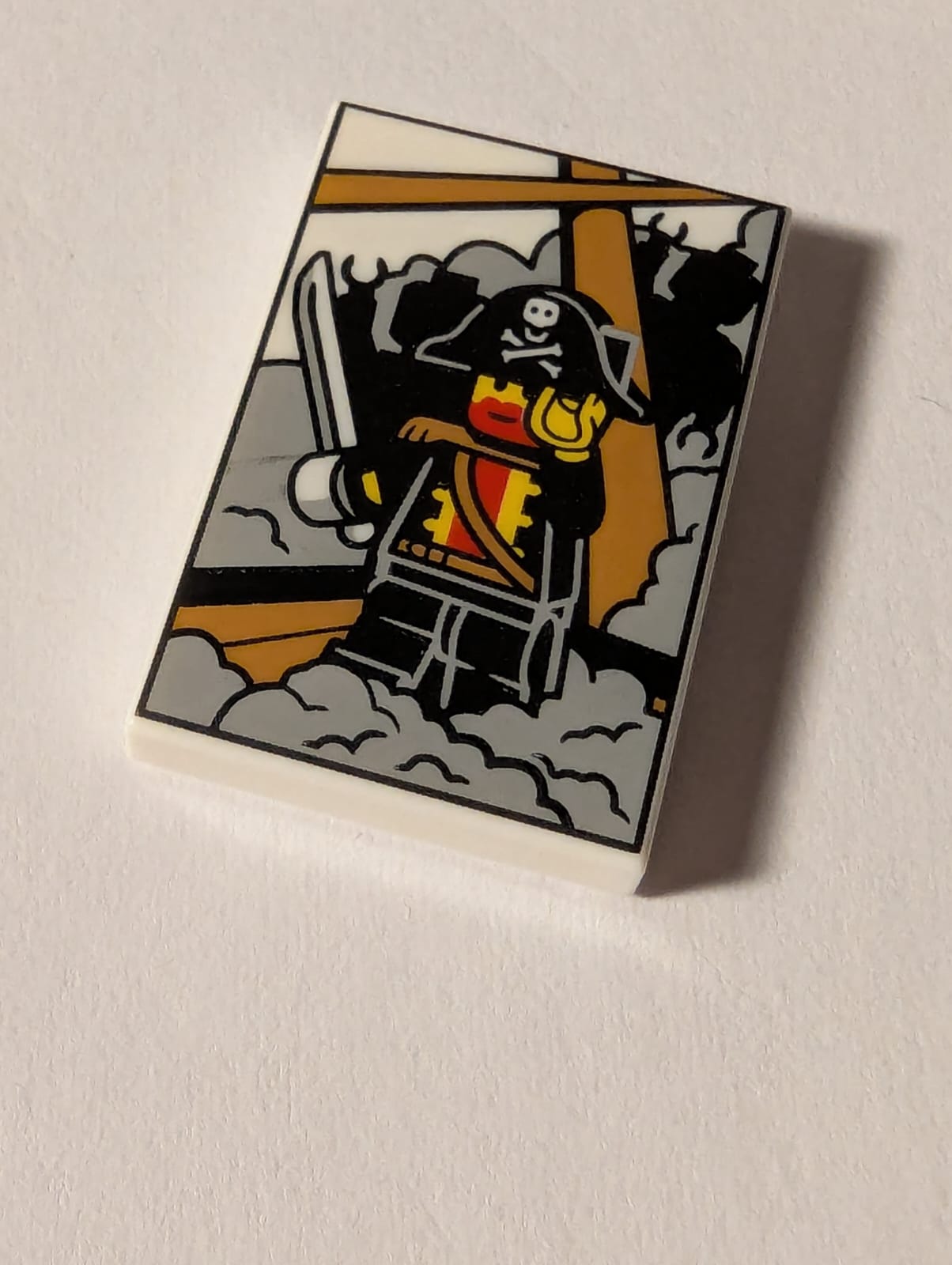 NEU Fliese 2 x 3 mit Bild einer Piratenkapitän-Minifigur auf einem Schiff mit Takelage, hellblaugrauem Nebel und Muster aus schwarzen Minifigur-Silhouetten (BAM) weiß
