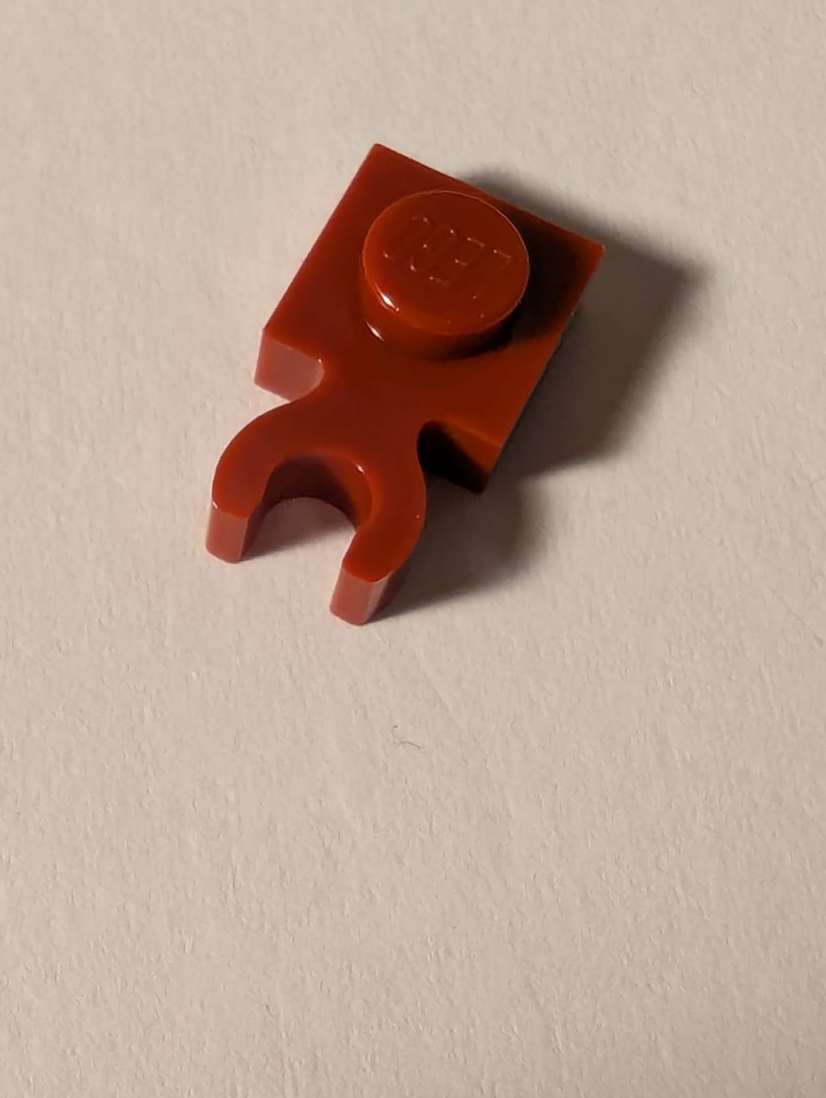 NEU Plate, Modified 1 x 1 with Open O Clip Thick (Vertical Grip) dunkelrot dark red