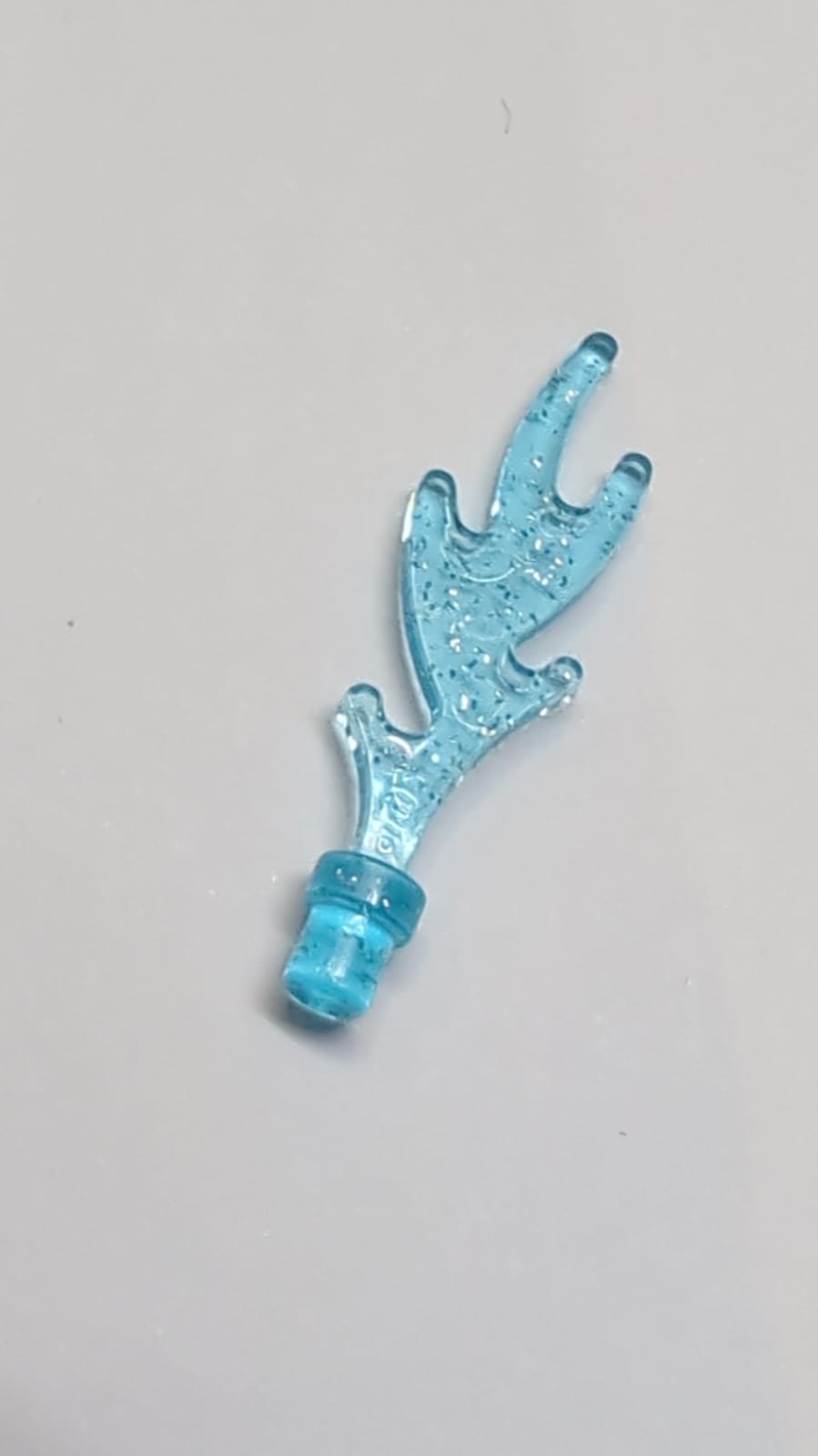 Flamme Welle mit Pin klein transparent Glitter hellblau