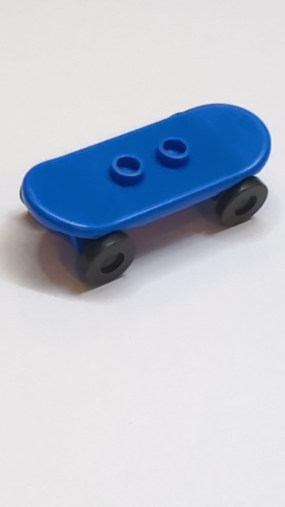 Minifigur, Utensil Skateboard Deck mit schwarzen Rollen (42511 / 2496) blau