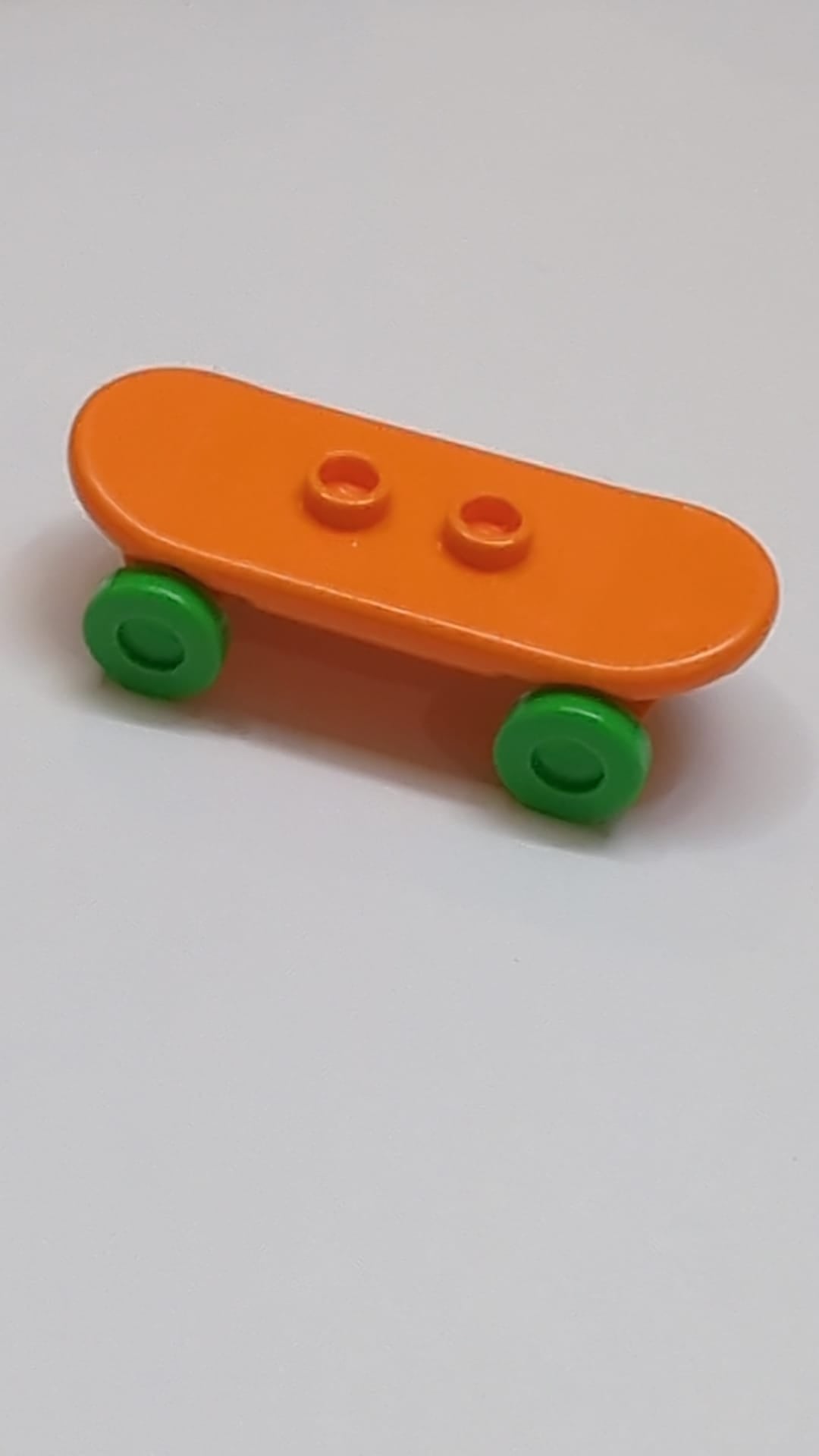 Minifigur, Utensil Skateboard Deck mit hellgrünen Rollen (42511 / 2496) orange