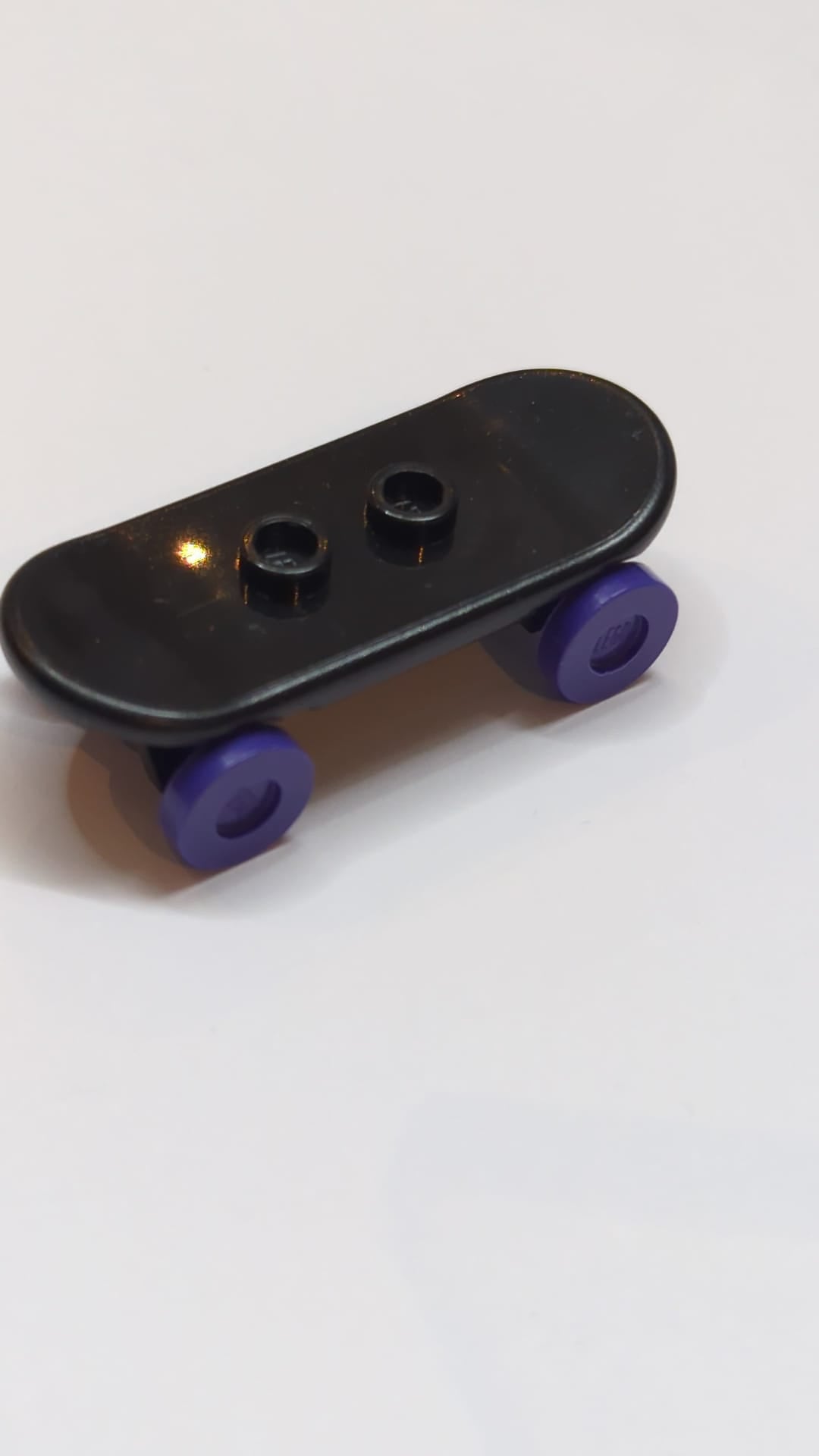 Minifigur, Utensil Skateboard-Deck mit dunkelvioletten Rädern (42511 / 2496) schwarz