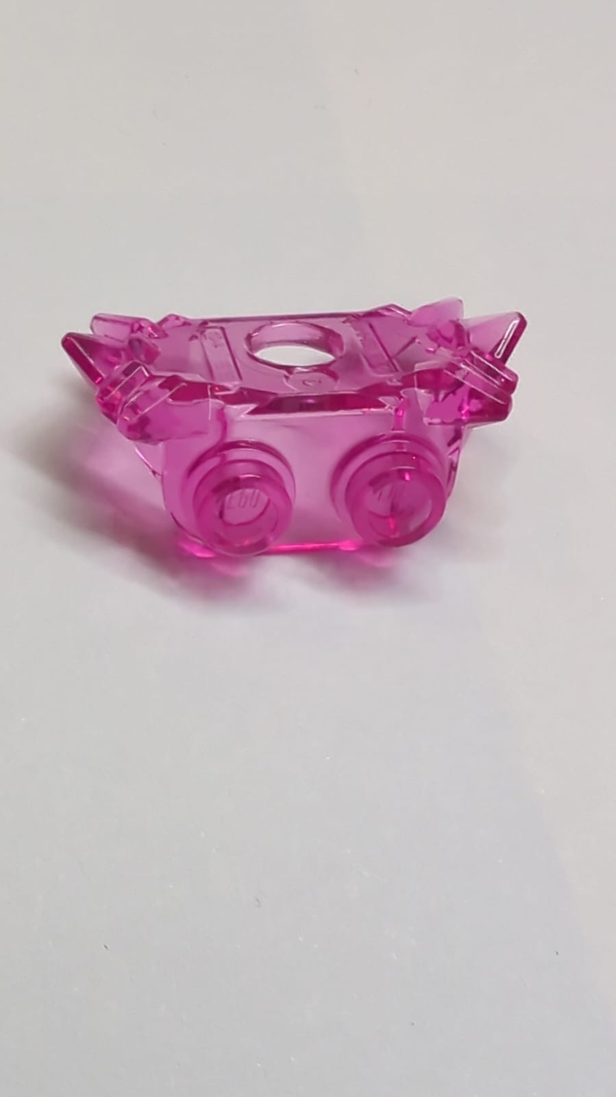 Minifigur-Rüstungsschulter mit Kristallsplittern, 2 Noppen auf der Rückseite transparent knall pink