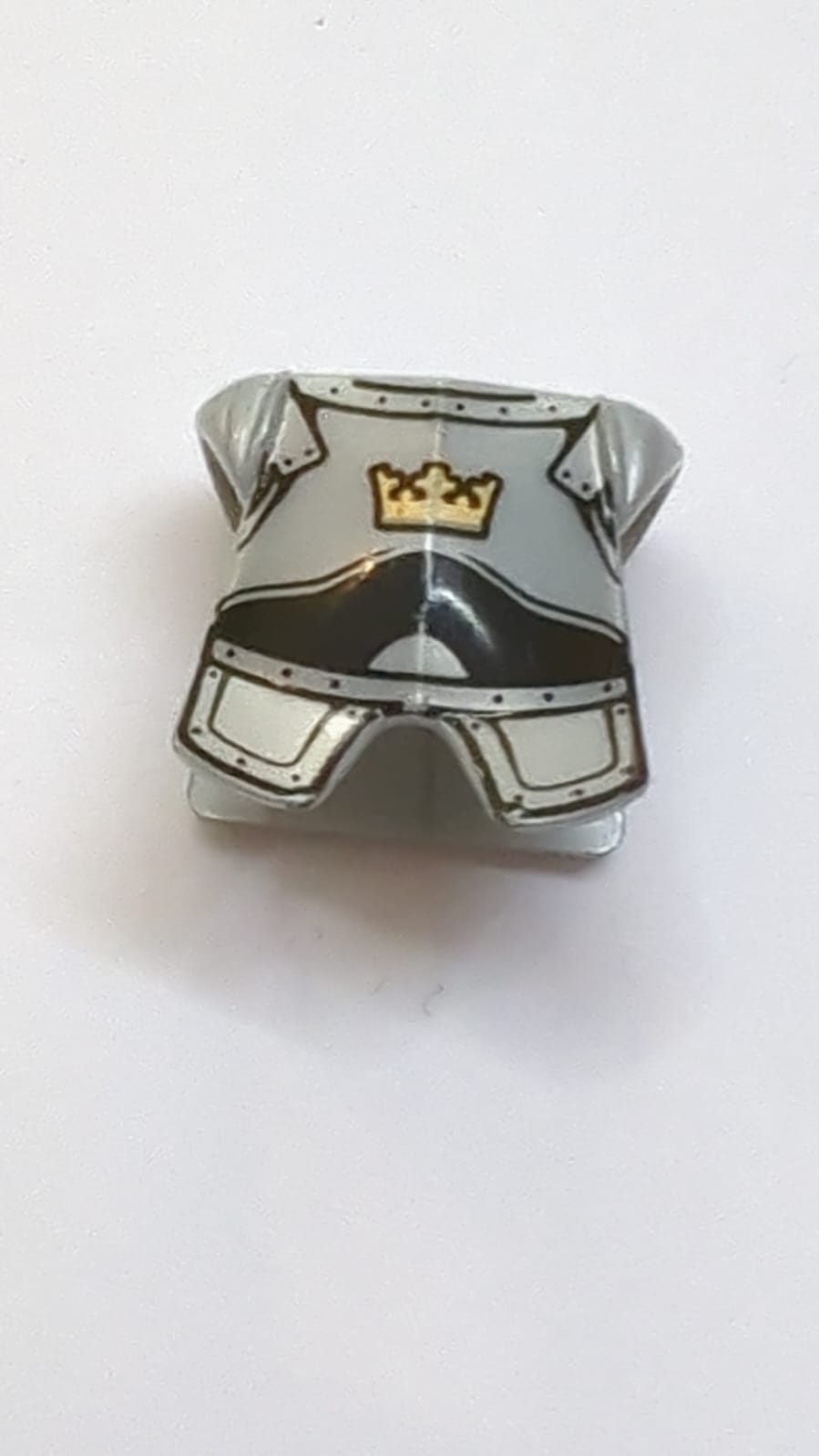 Utensil Minifigur Rüstung mit Beinschutz mit Fantasie-Ära-Kronenmuster pearlhellgrau