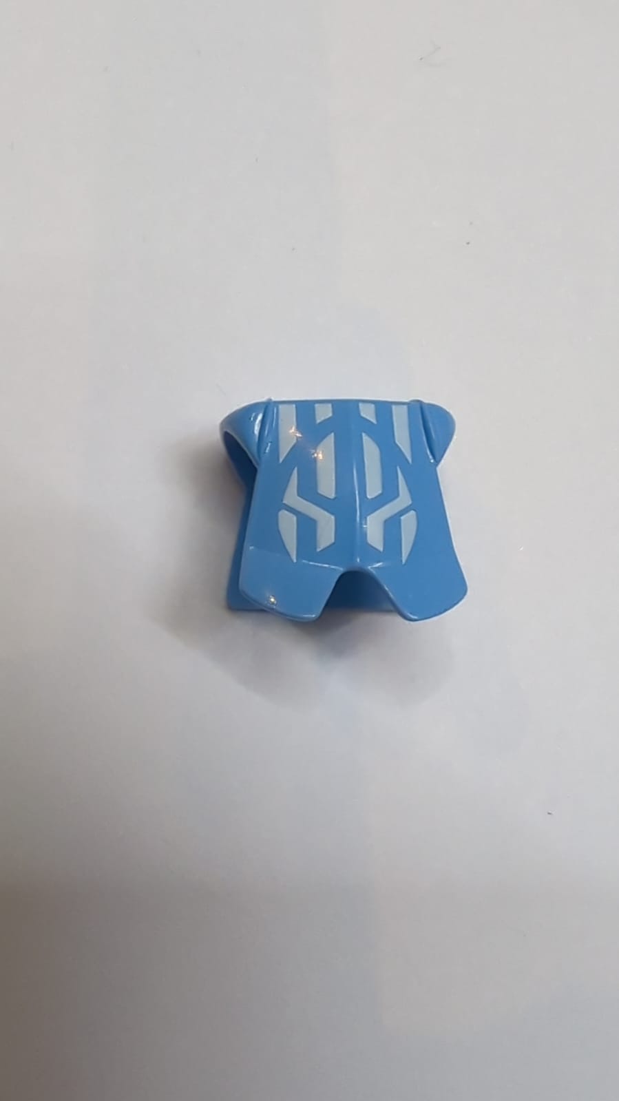 Utensil Minifigur Rüstung mit Beinschutz mit weißem Jayko-Geometrie-Muster mittelblau