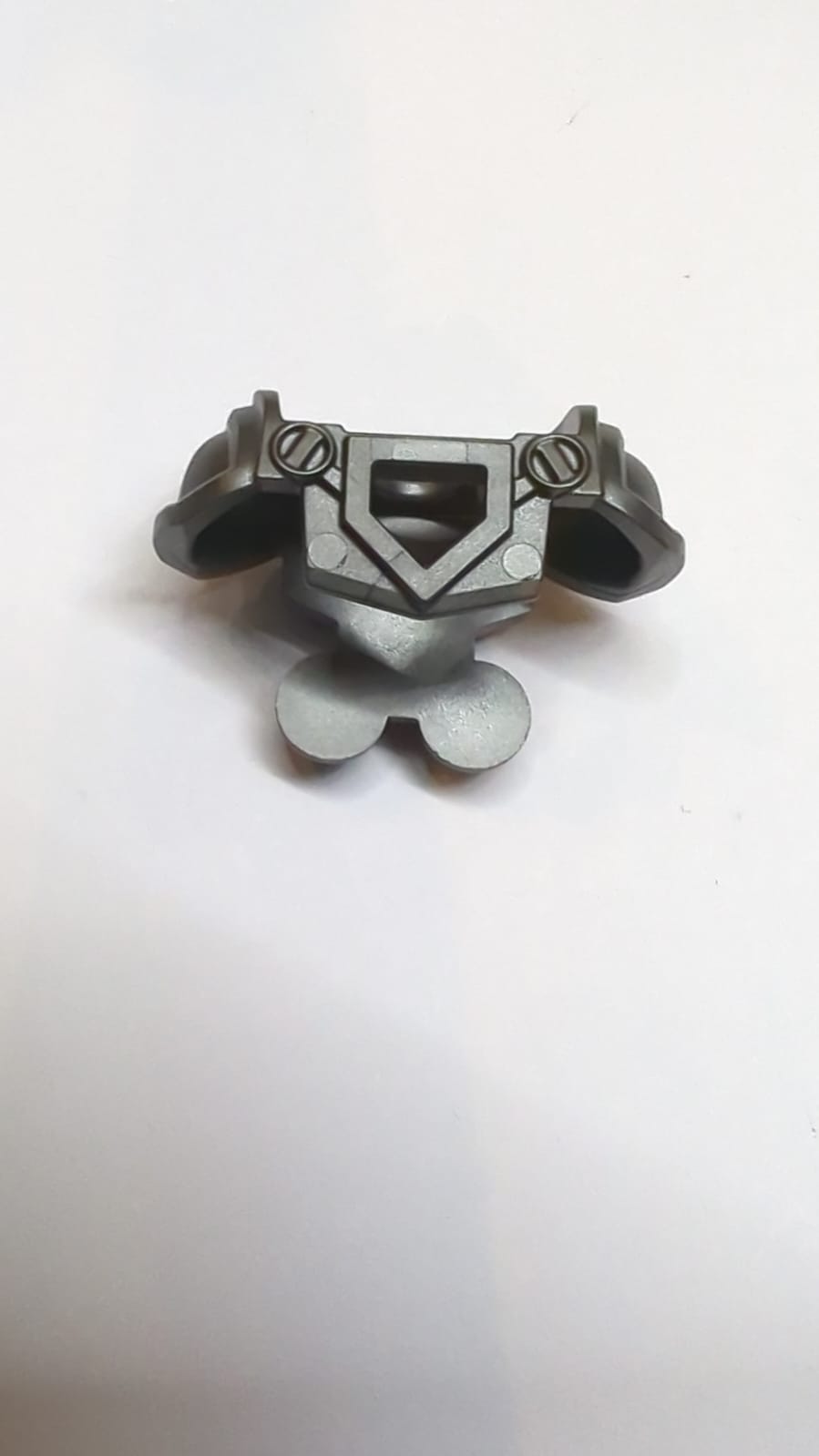 Minifigur Brustplatte mit Schulter Pads, Pentagonal Cutout und 4 Noppen on Back titan
